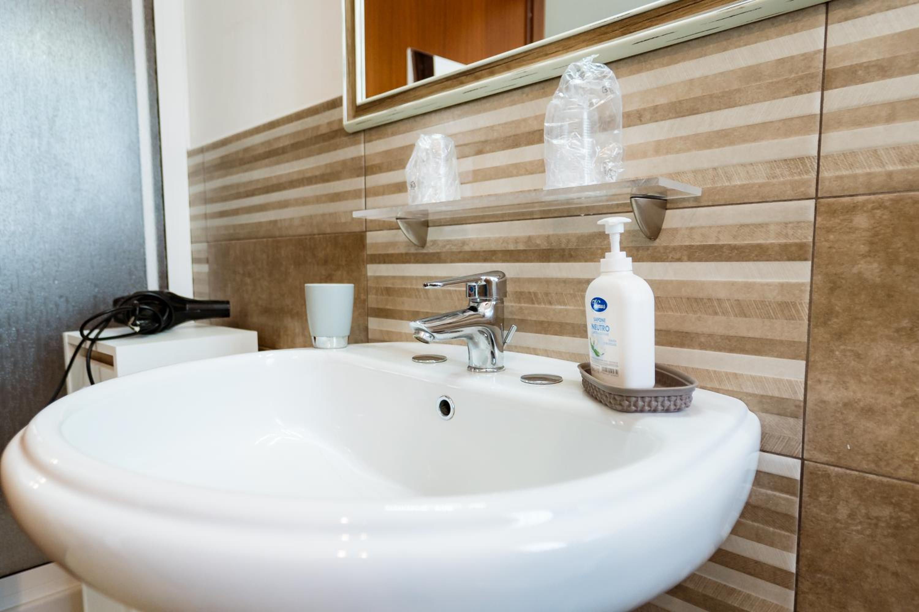 Deluxe Double Room with Shower - Photo 17