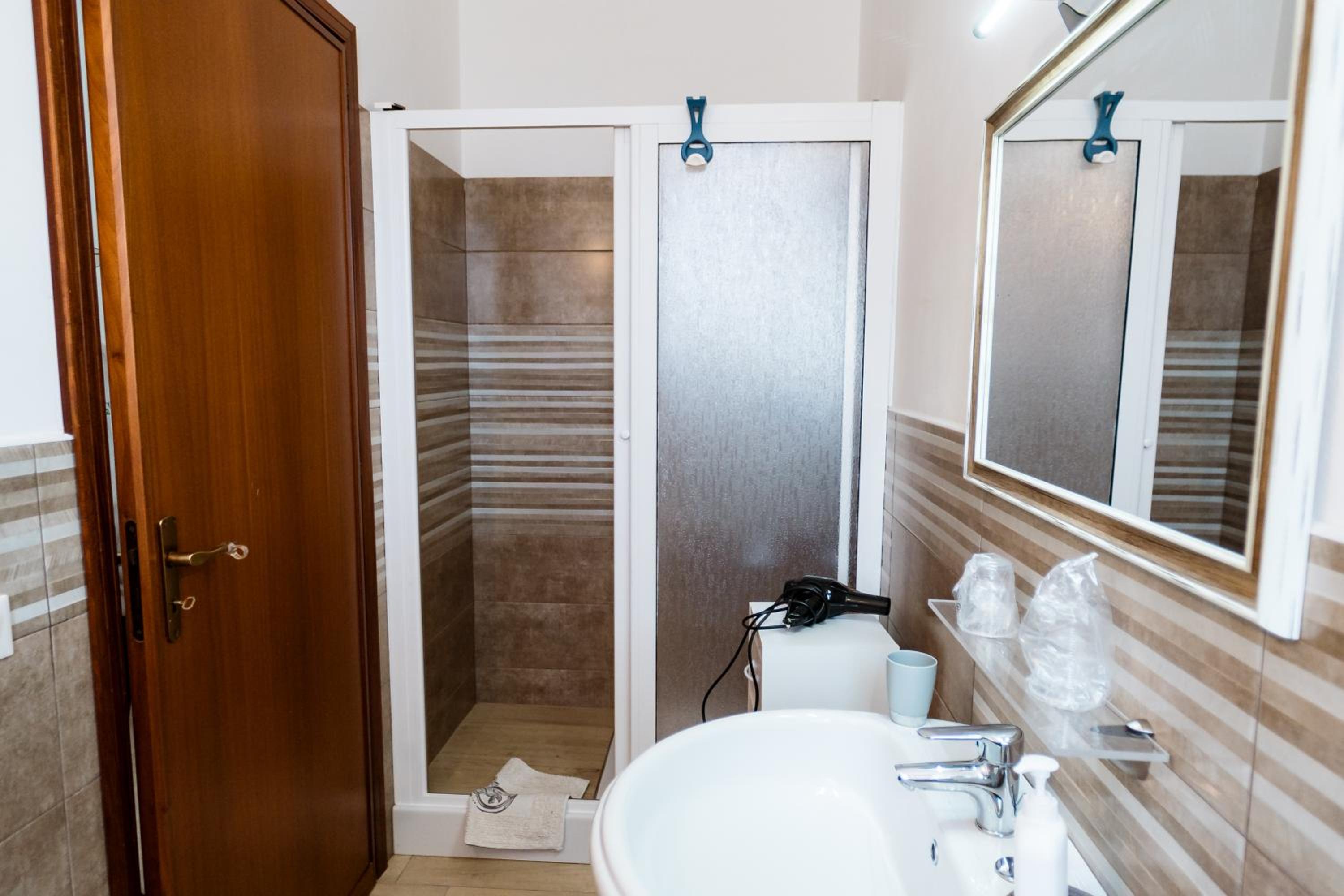 Deluxe Double Room with Shower - Photo 20