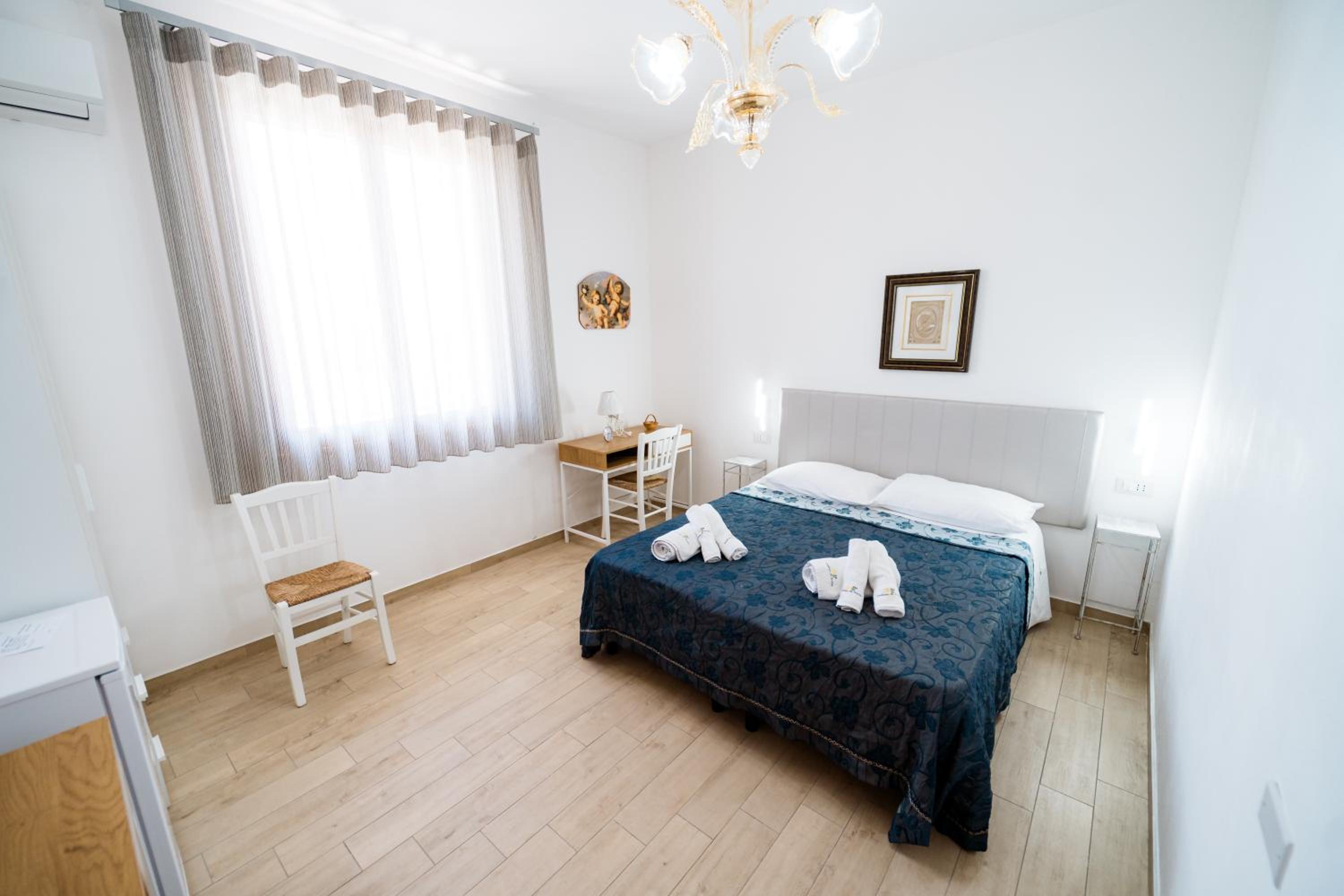 Deluxe Double Room with Shower - Photo 4