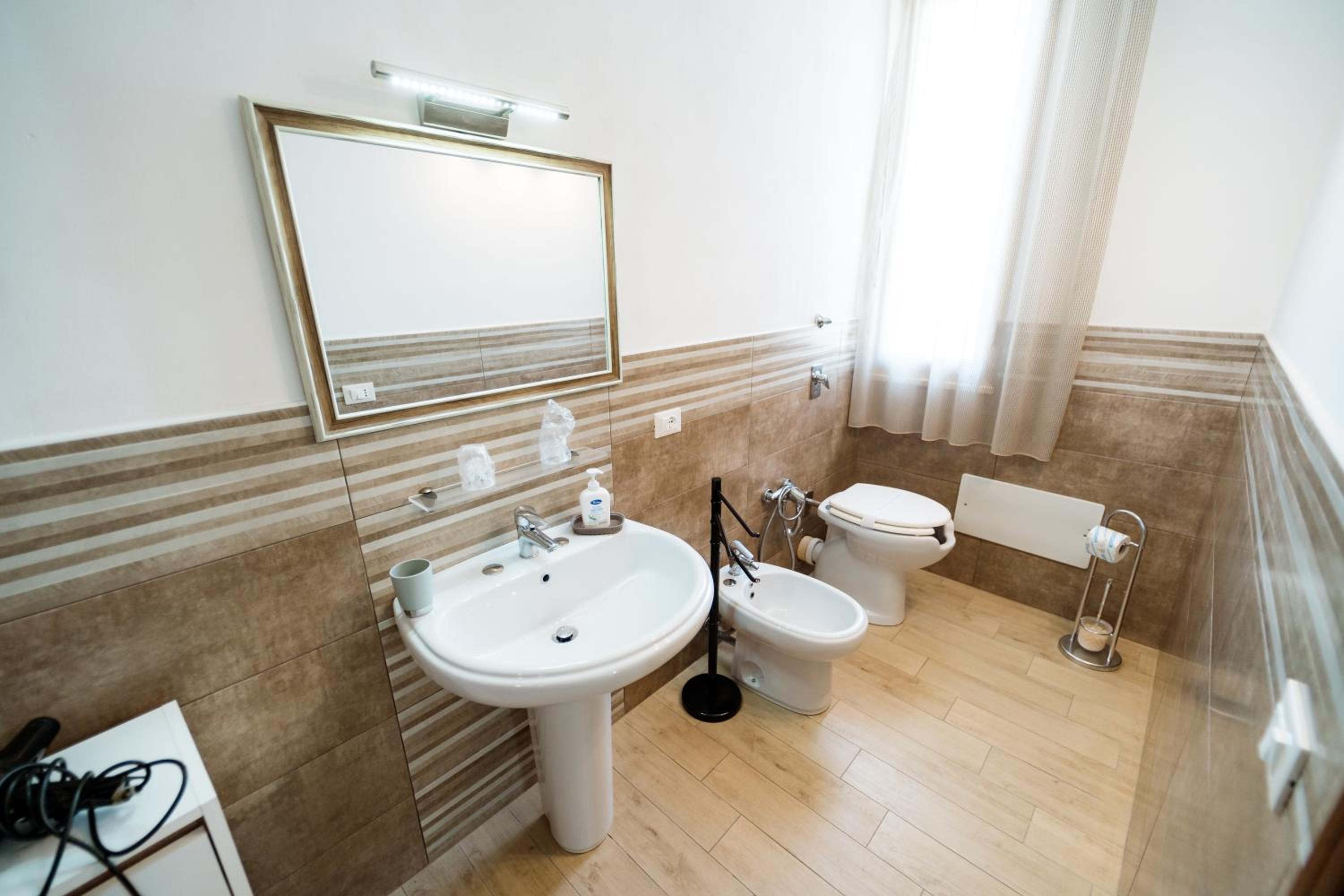 Deluxe Double Room with Shower - Photo 19