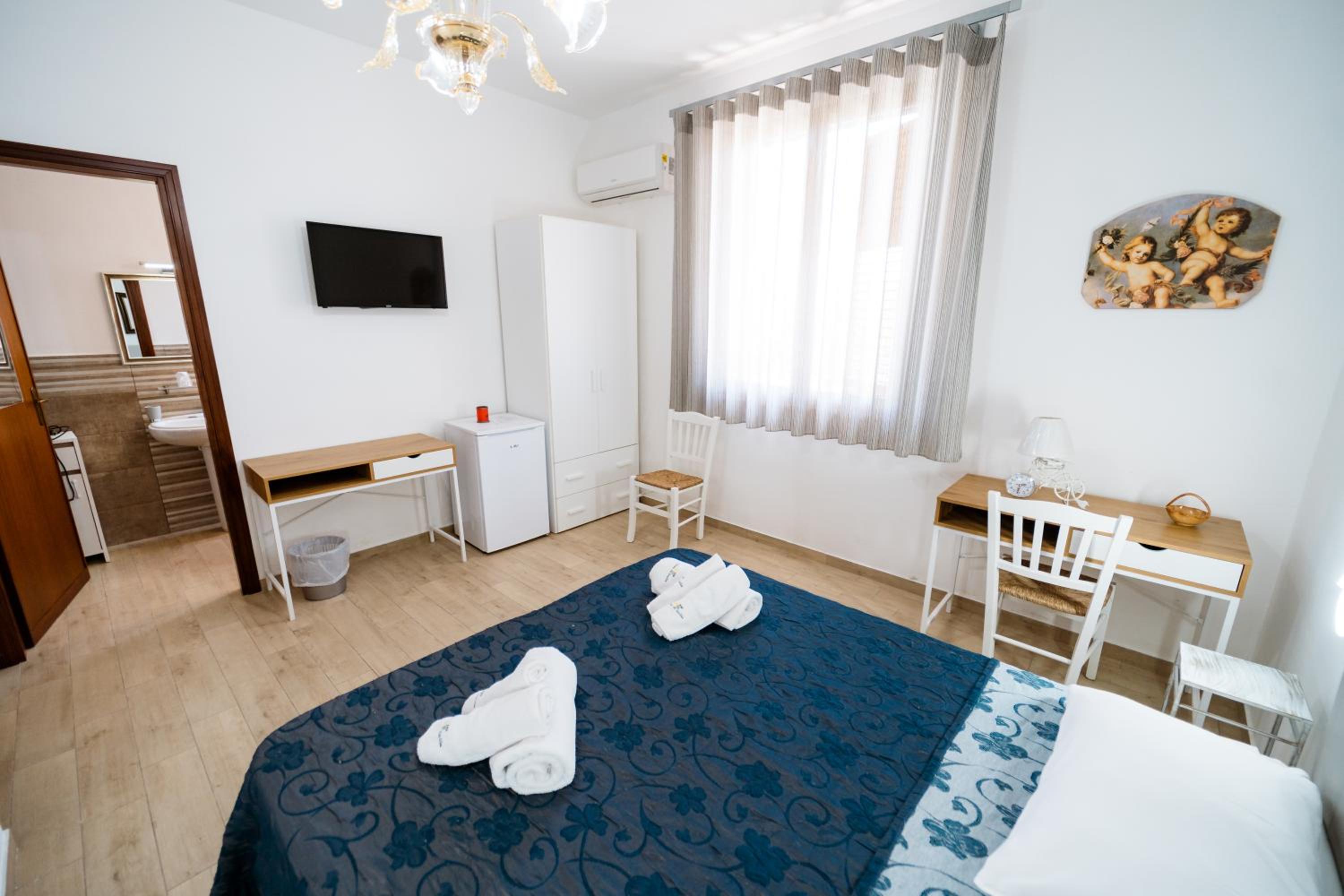 Deluxe Double Room with Shower - Photo 14