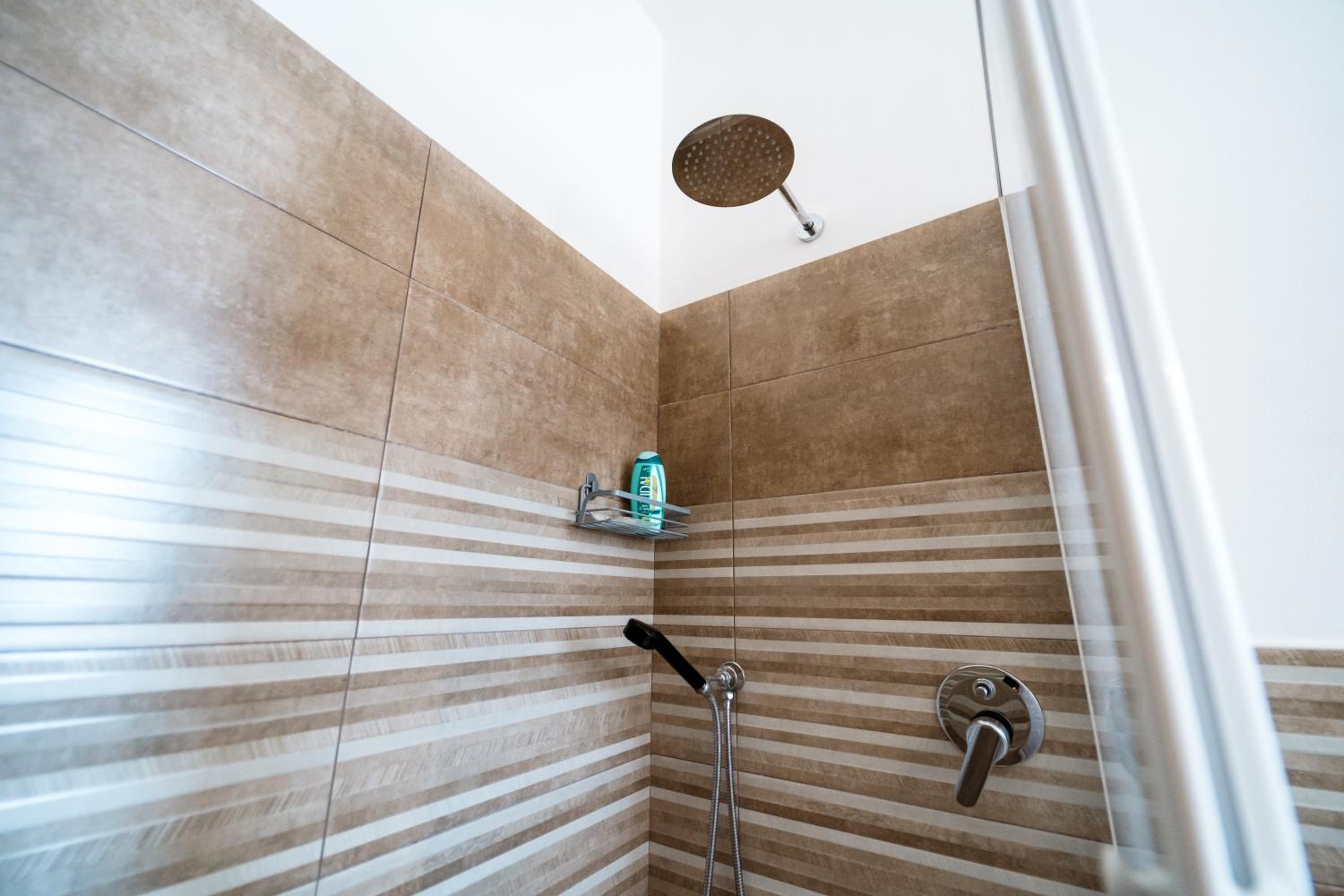 Deluxe Double Room with Shower - Photo 18