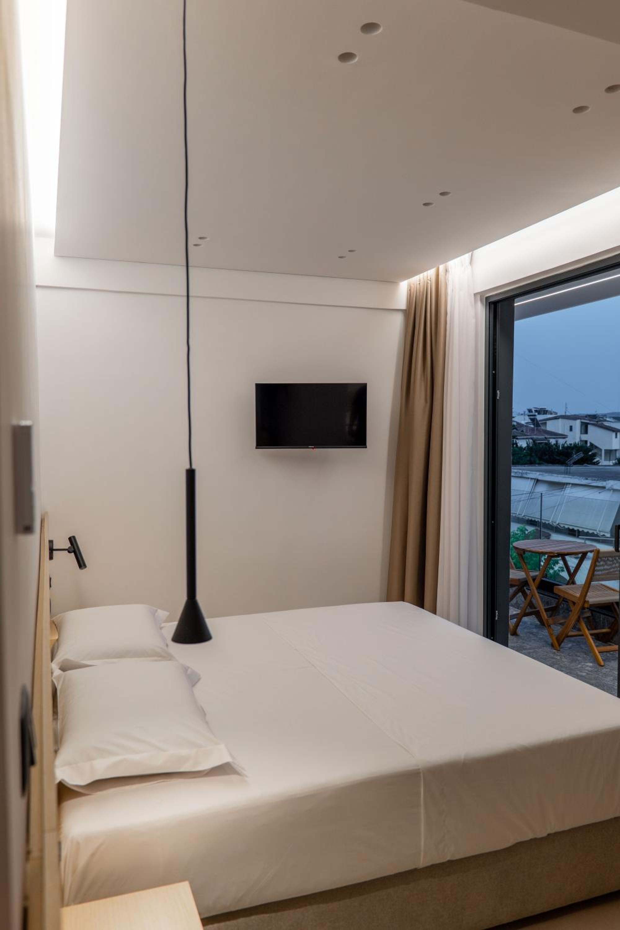 Deluxe Double Room with Side Sea View photo 2