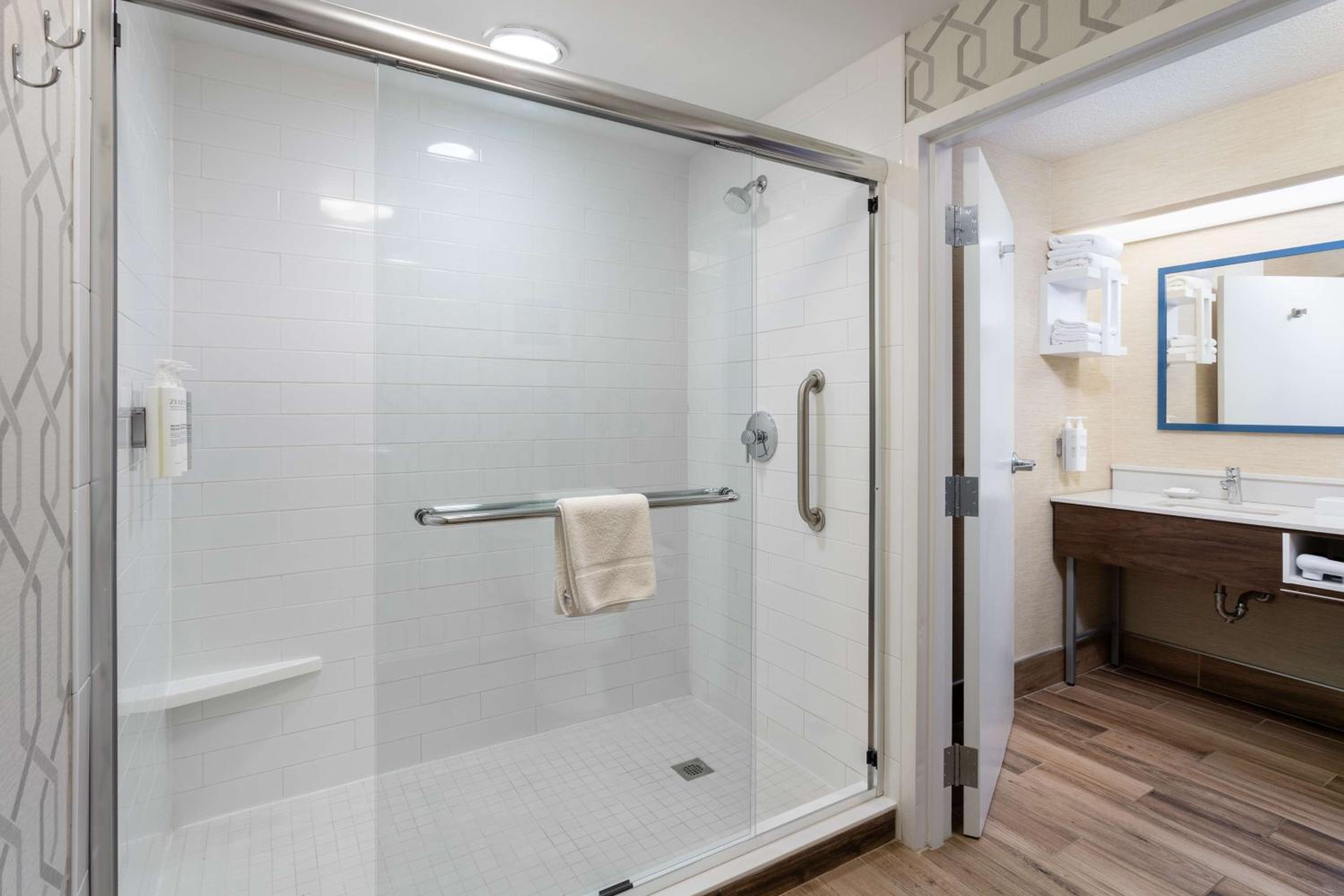 King Room - Mobility Access/Non-Smoking - Photo 4
