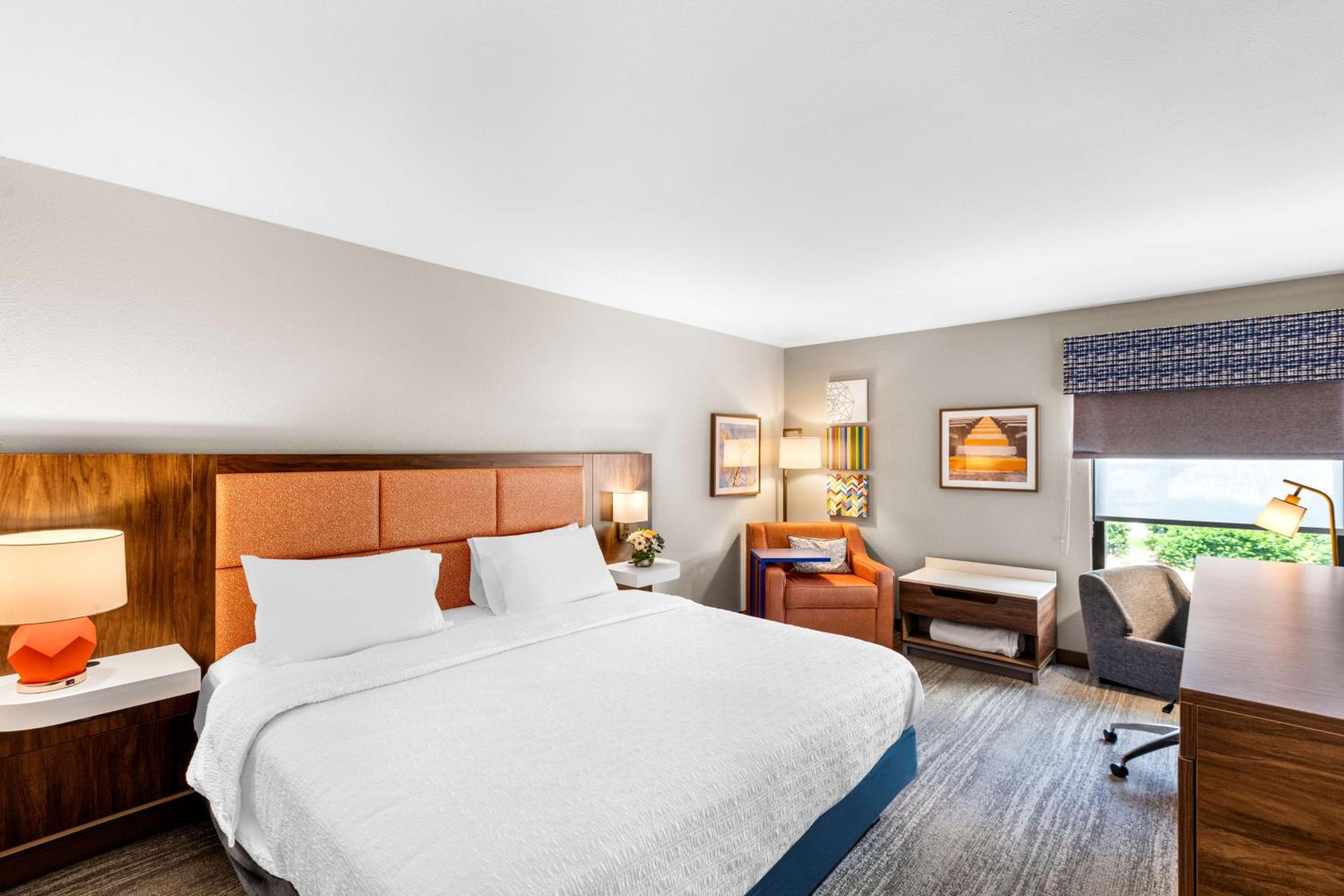 Double Room with Roll-In Shower - Mobility and Hearing Accessible/Non-Smoking photo 3