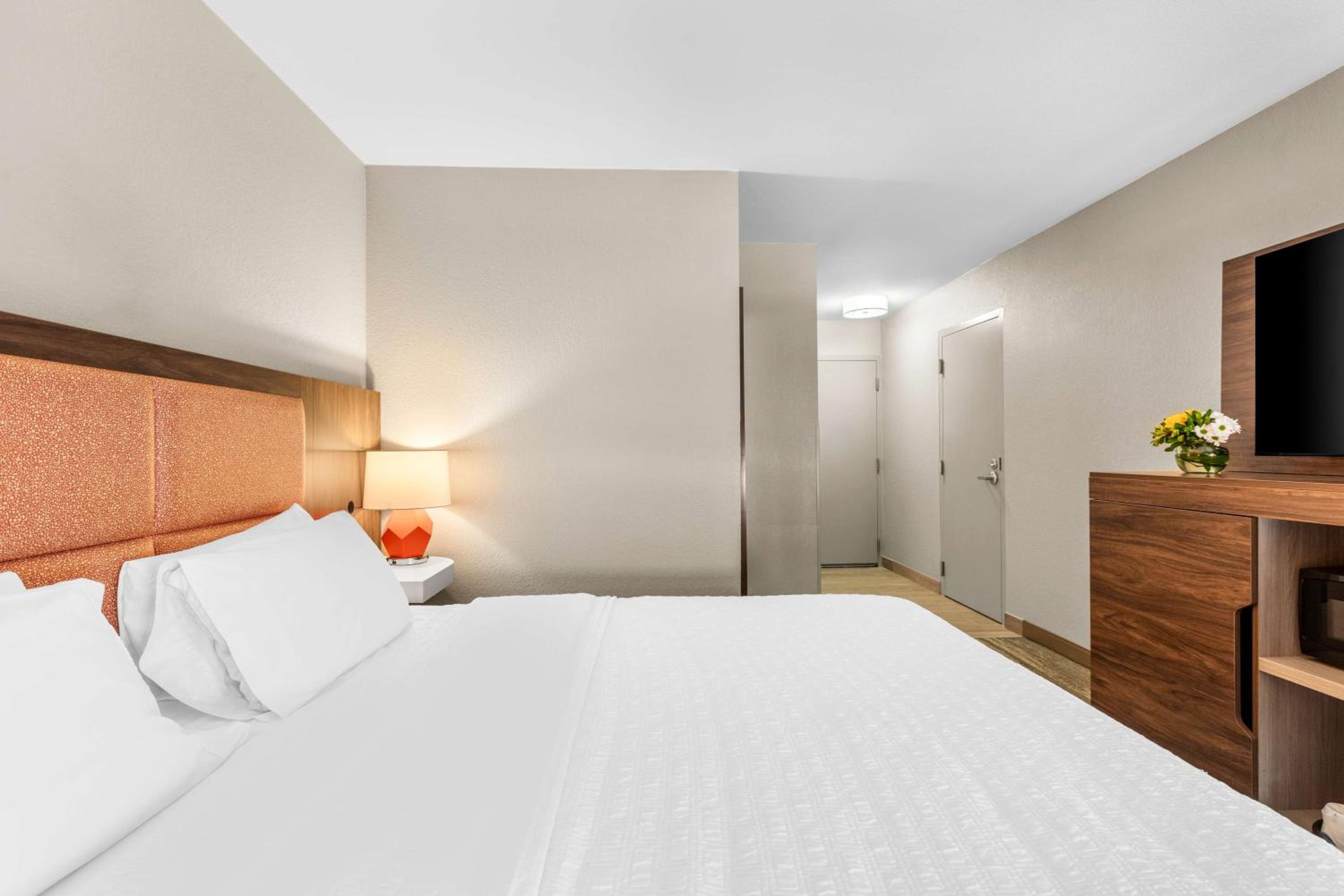 Deluxe King Room - Non-Smoking photo 2
