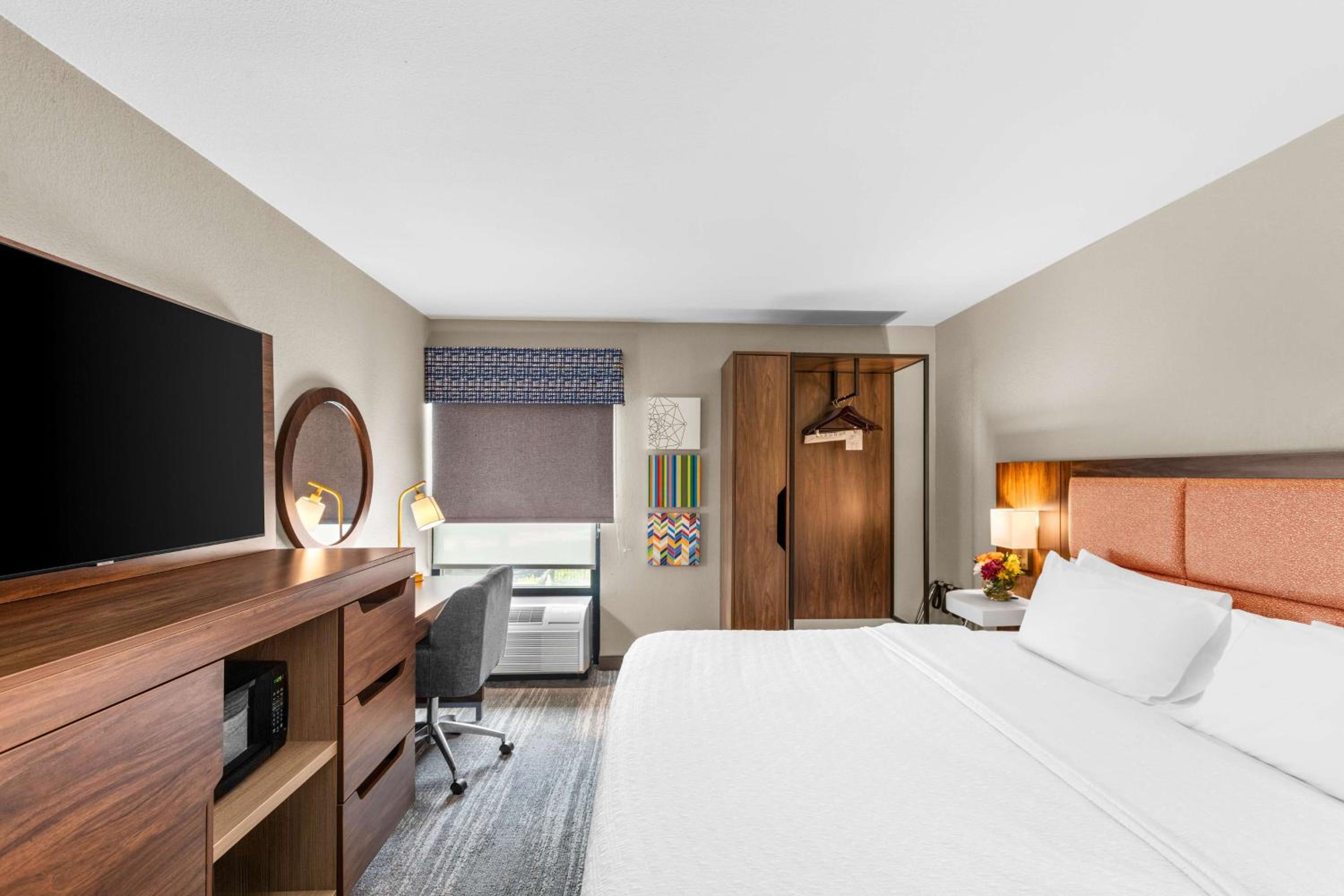 Double Room with Roll-In Shower - Mobility and Hearing Accessible/Non-Smoking photo 1
