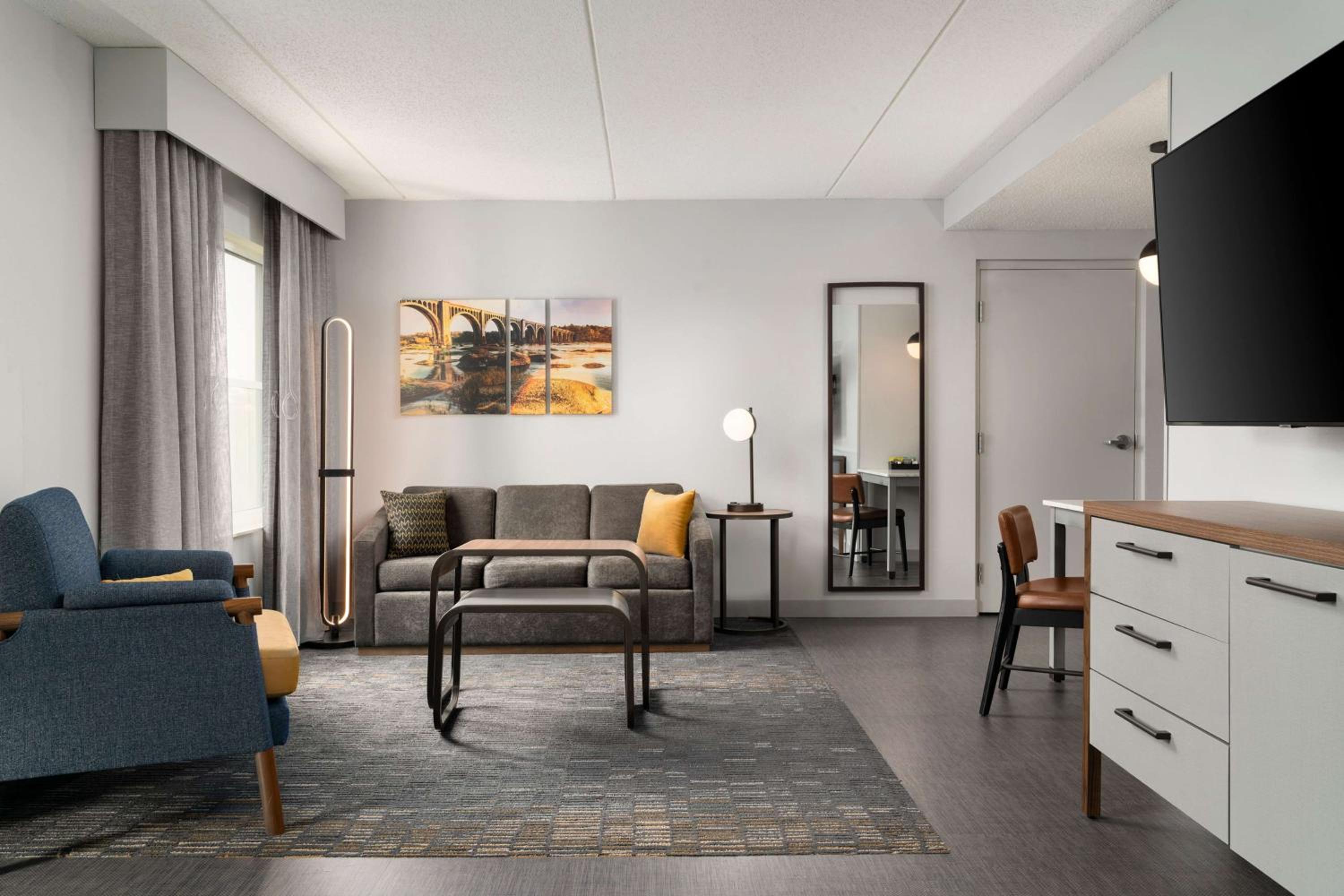 King Suite with Accessible Tub - Mobility and Hearing Access/Non-Smoking