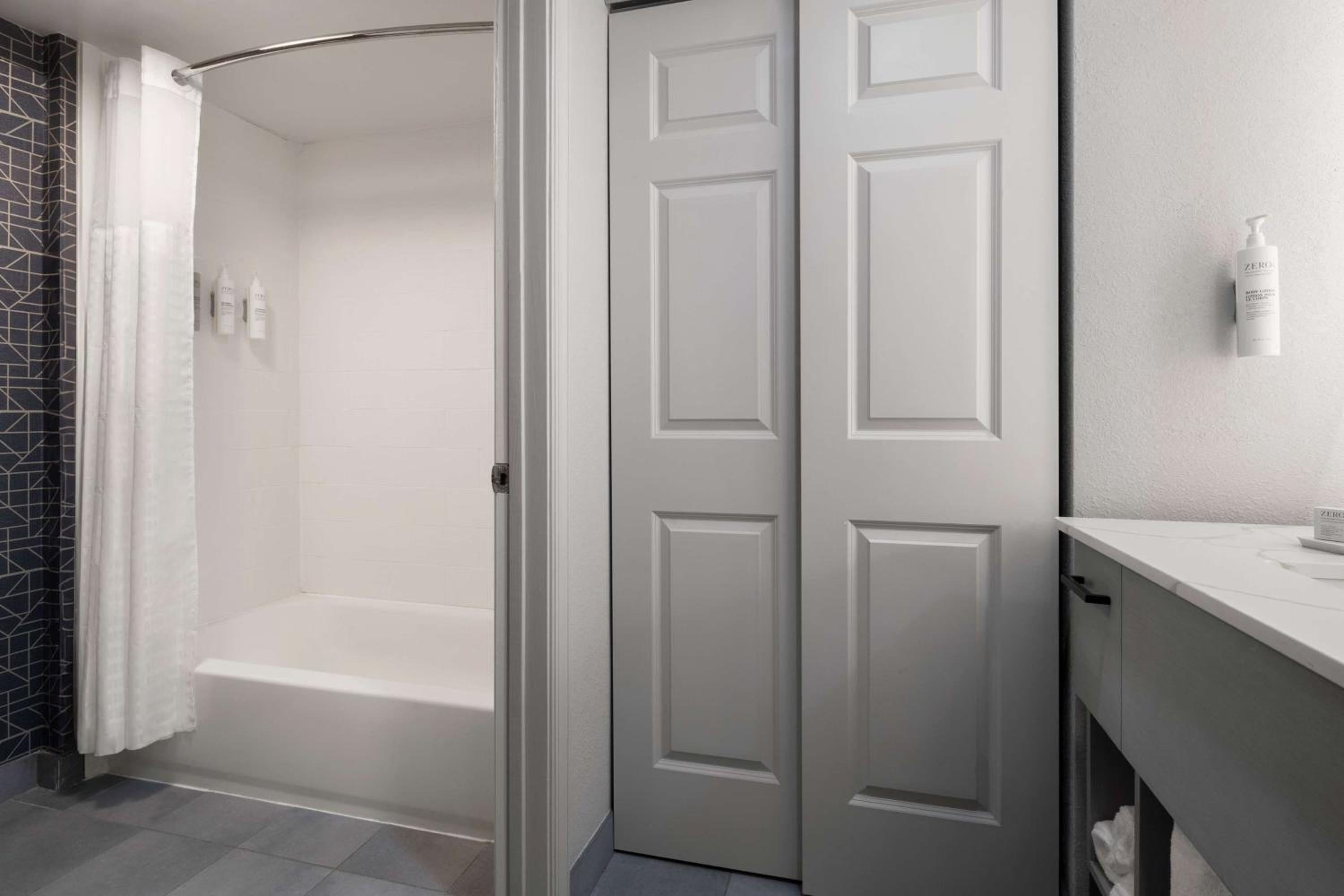 King Studio Suite - Non-Smoking - Photo 3