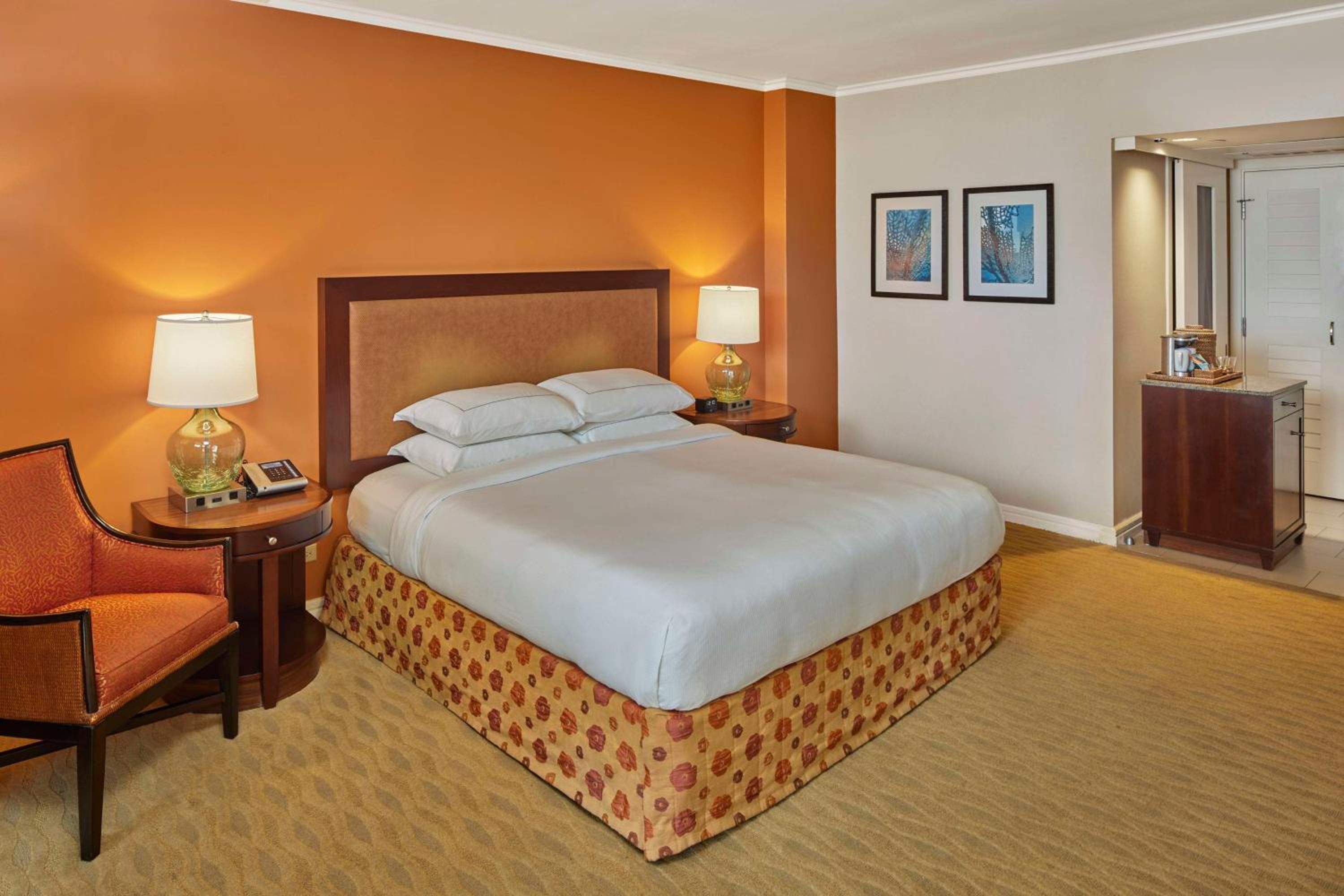 Rainbow Tower Lagoon View With One King Bed - Mobility Accessible Tub