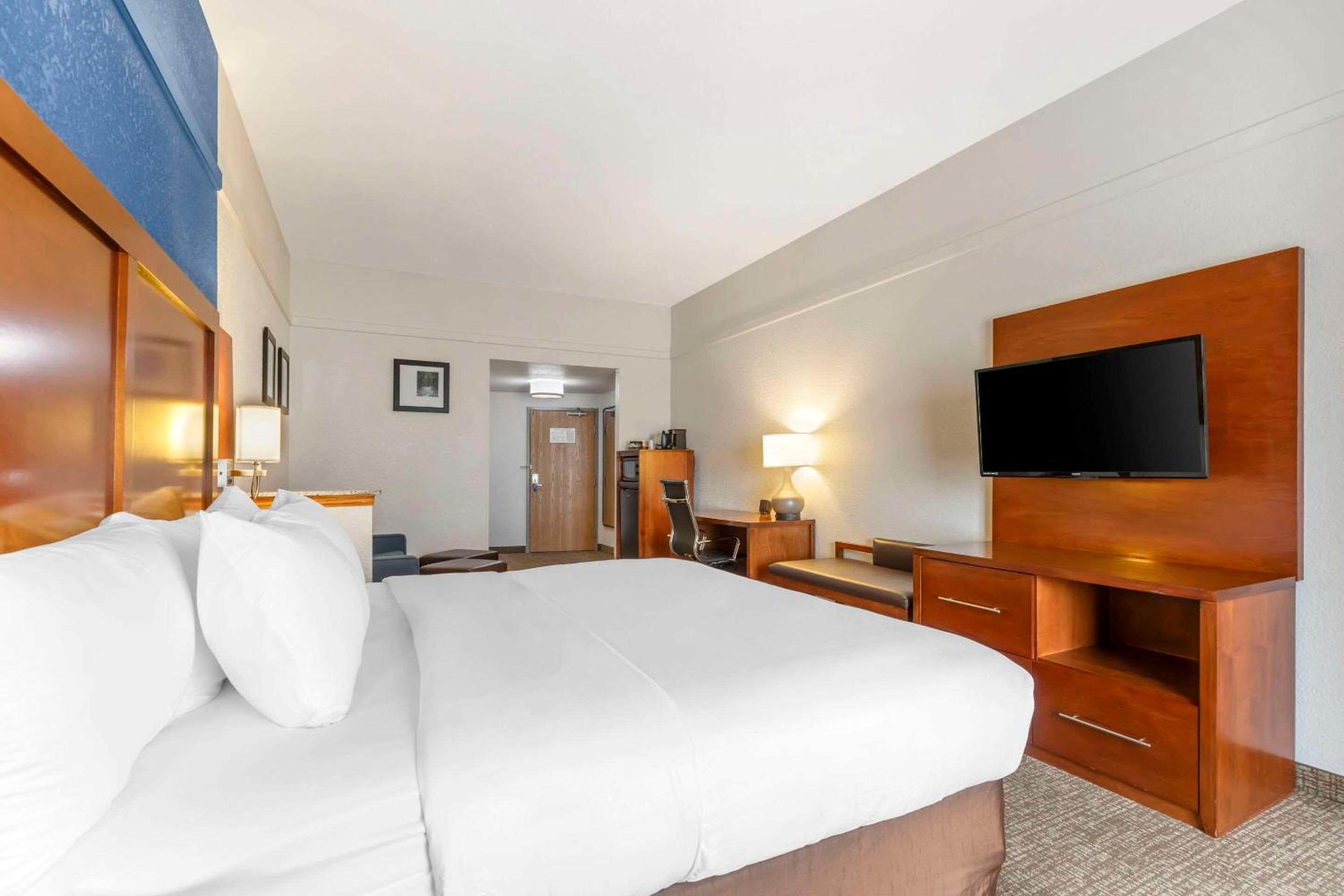 Queen Suite with Two Queen Beds - Non-Smoking - Photo 2
