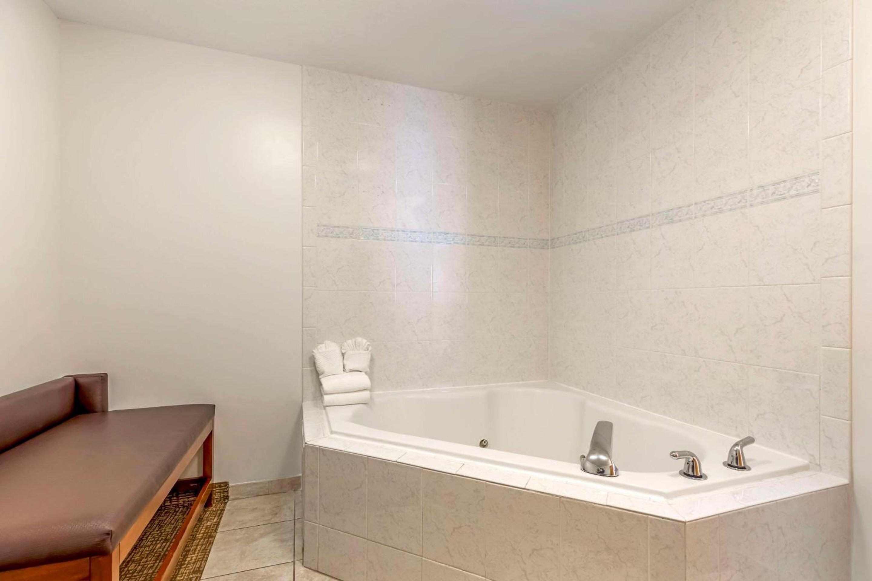 Business King Suite with Sofa Bed and Hot Tub - Non Smoking photo 2