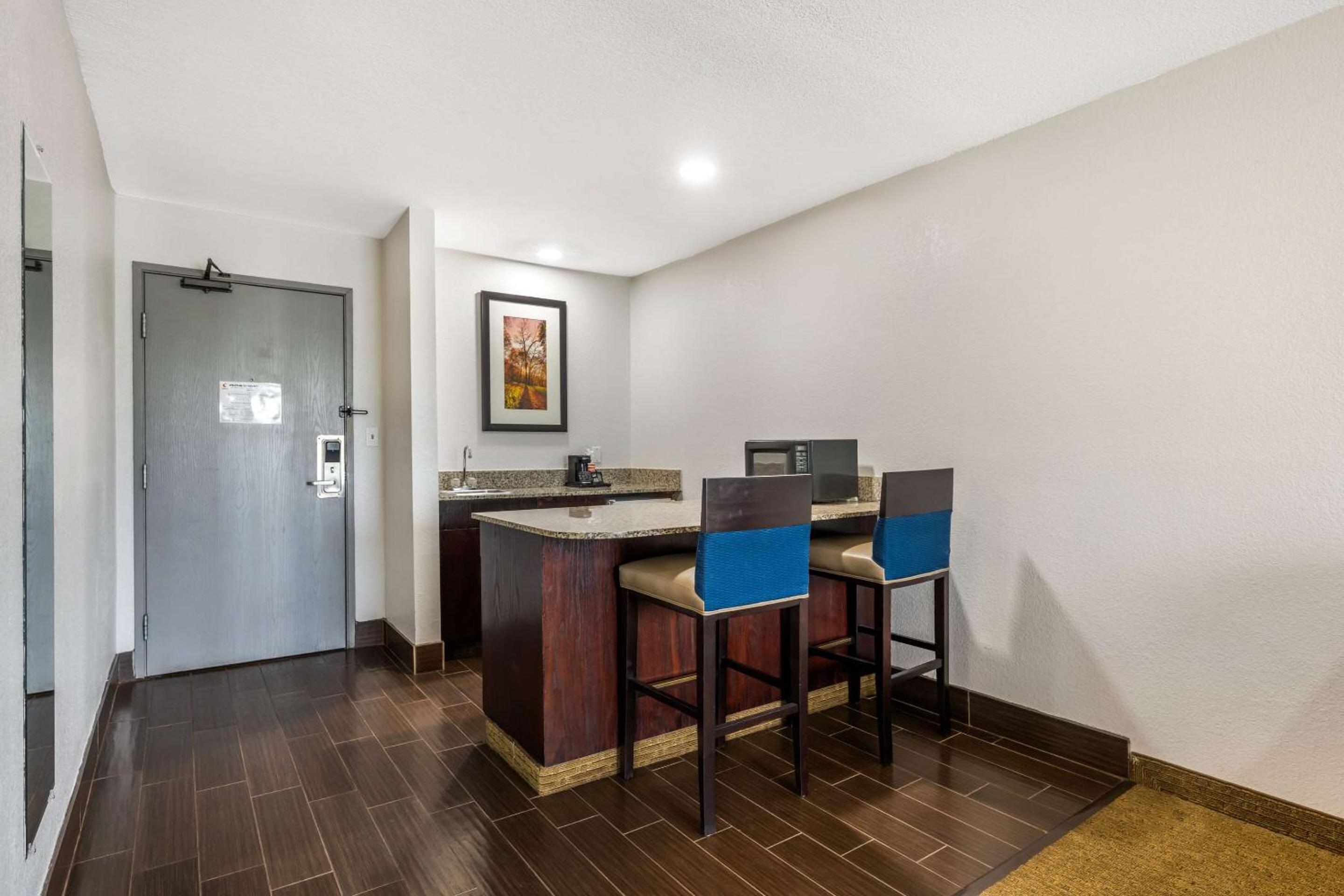 King Suite - Non-Smoking - Photo 3