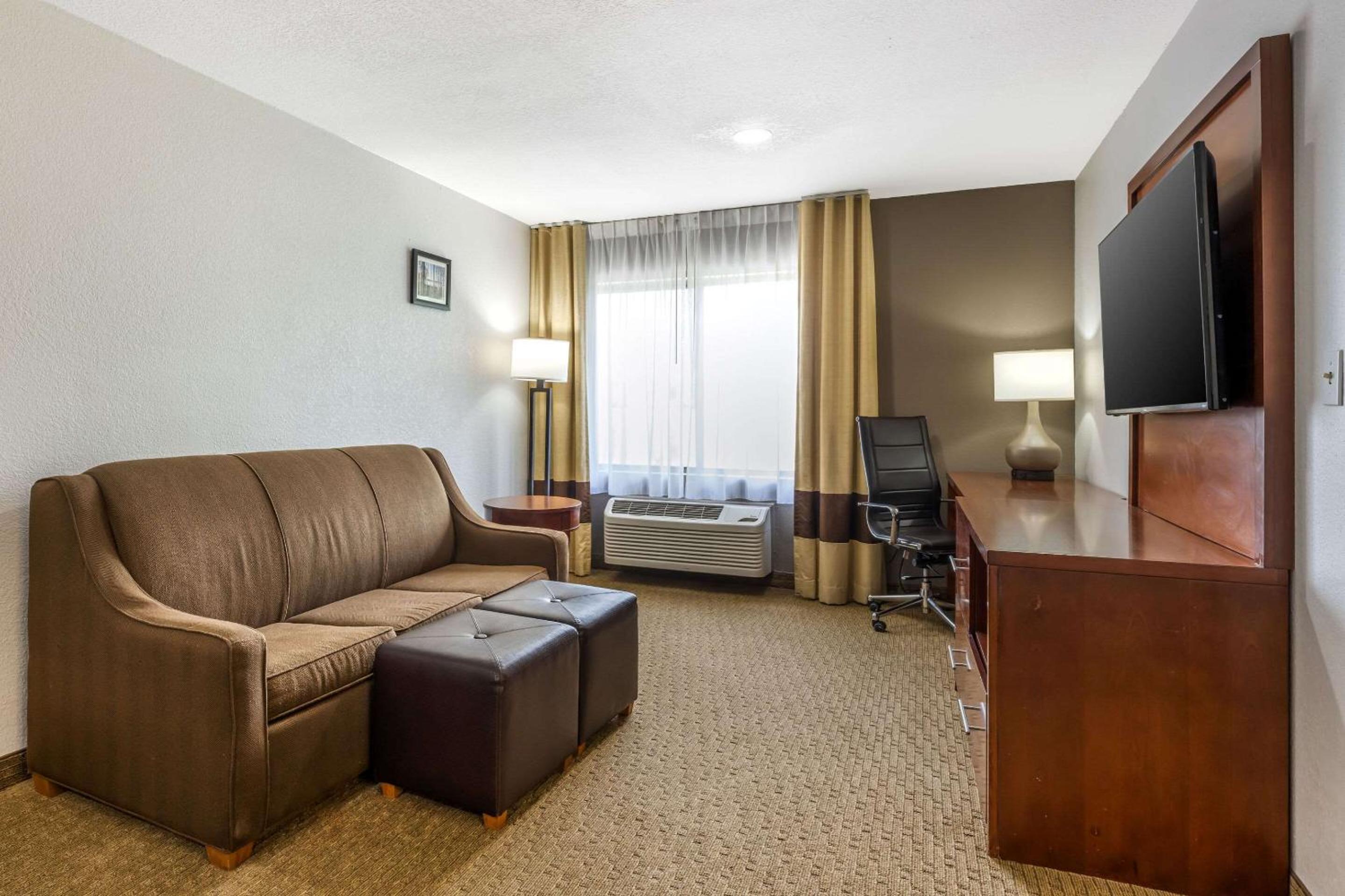 King Suite - Non-Smoking - Photo 2