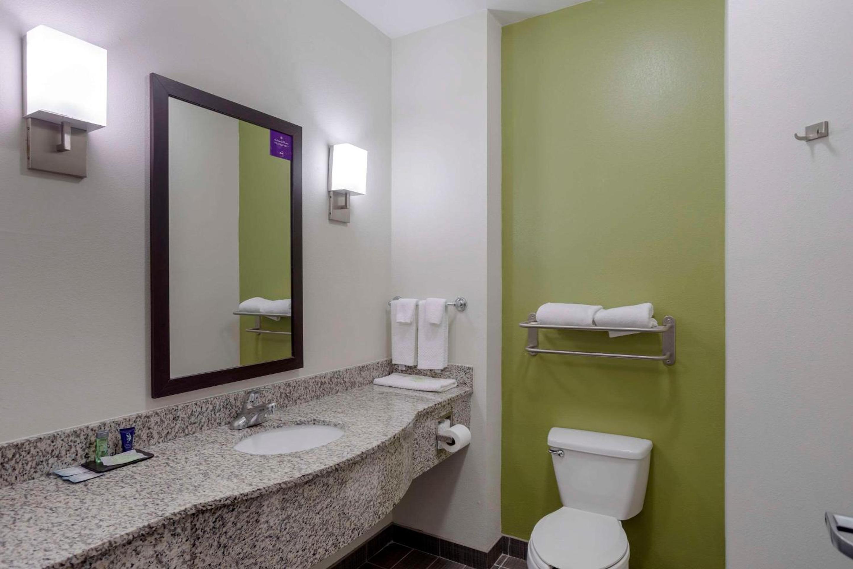 Standard King Room - Non-Smoking  - Photo 2