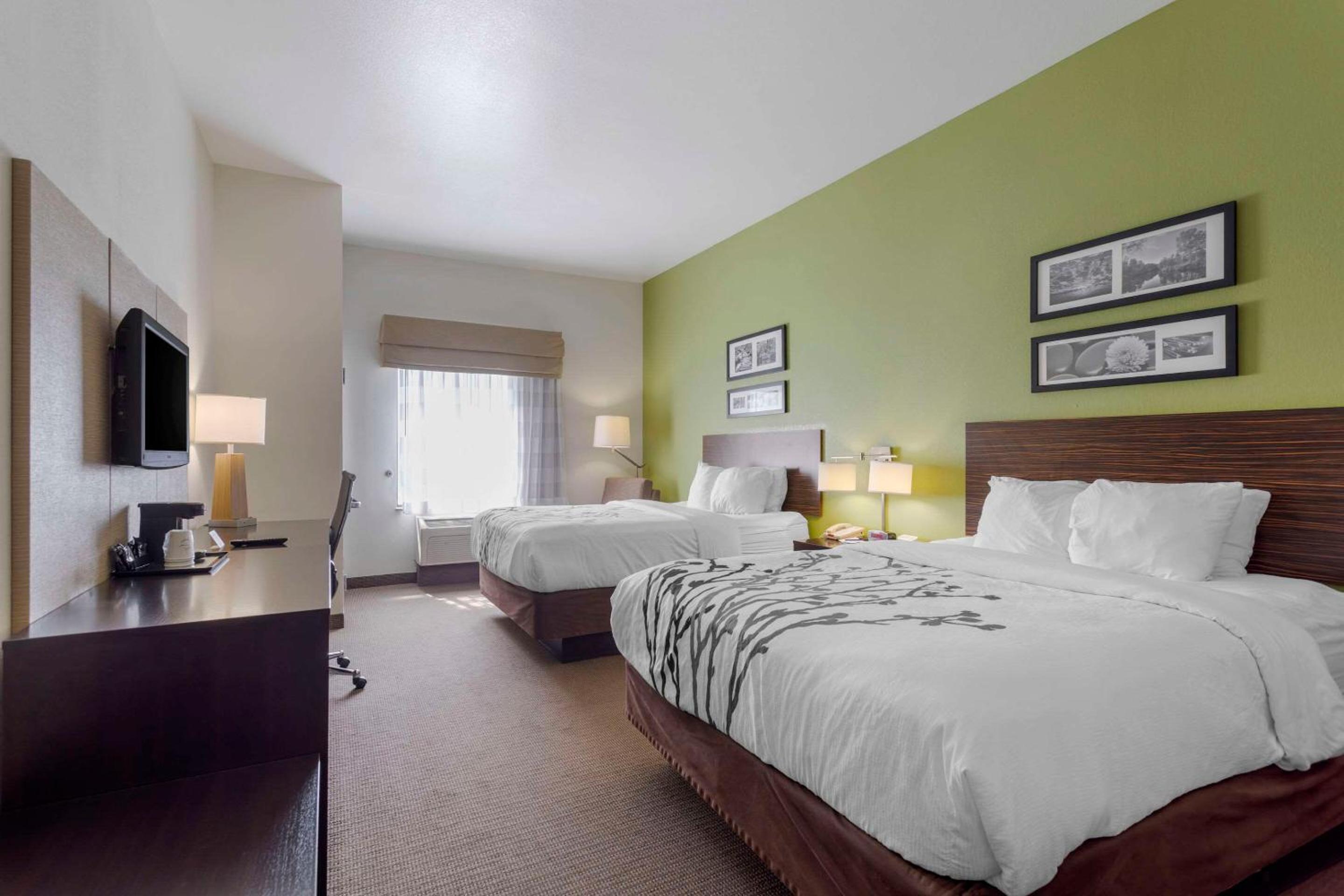Queen Room with Two Queen Beds - Non-Smoking - Photo 5