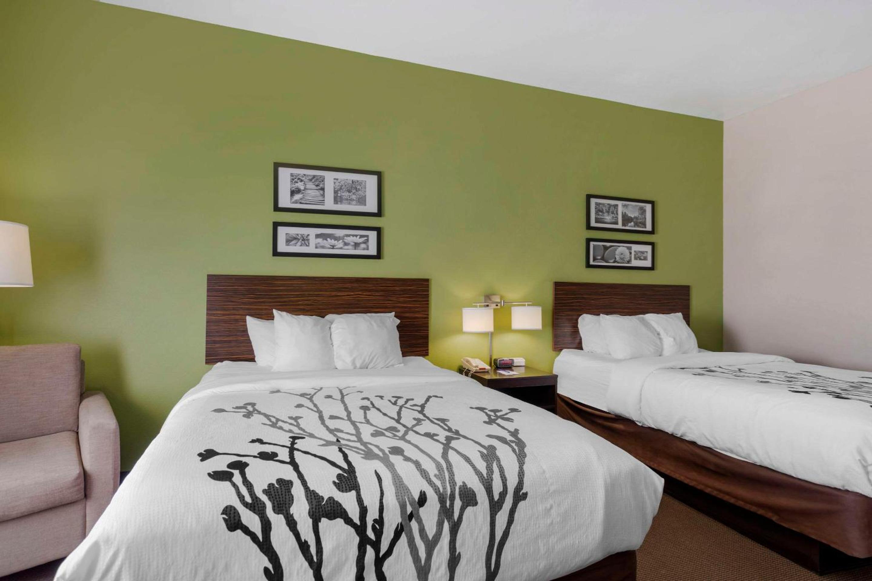 Queen Room with Two Queen Beds - Non-Smoking - Photo 6