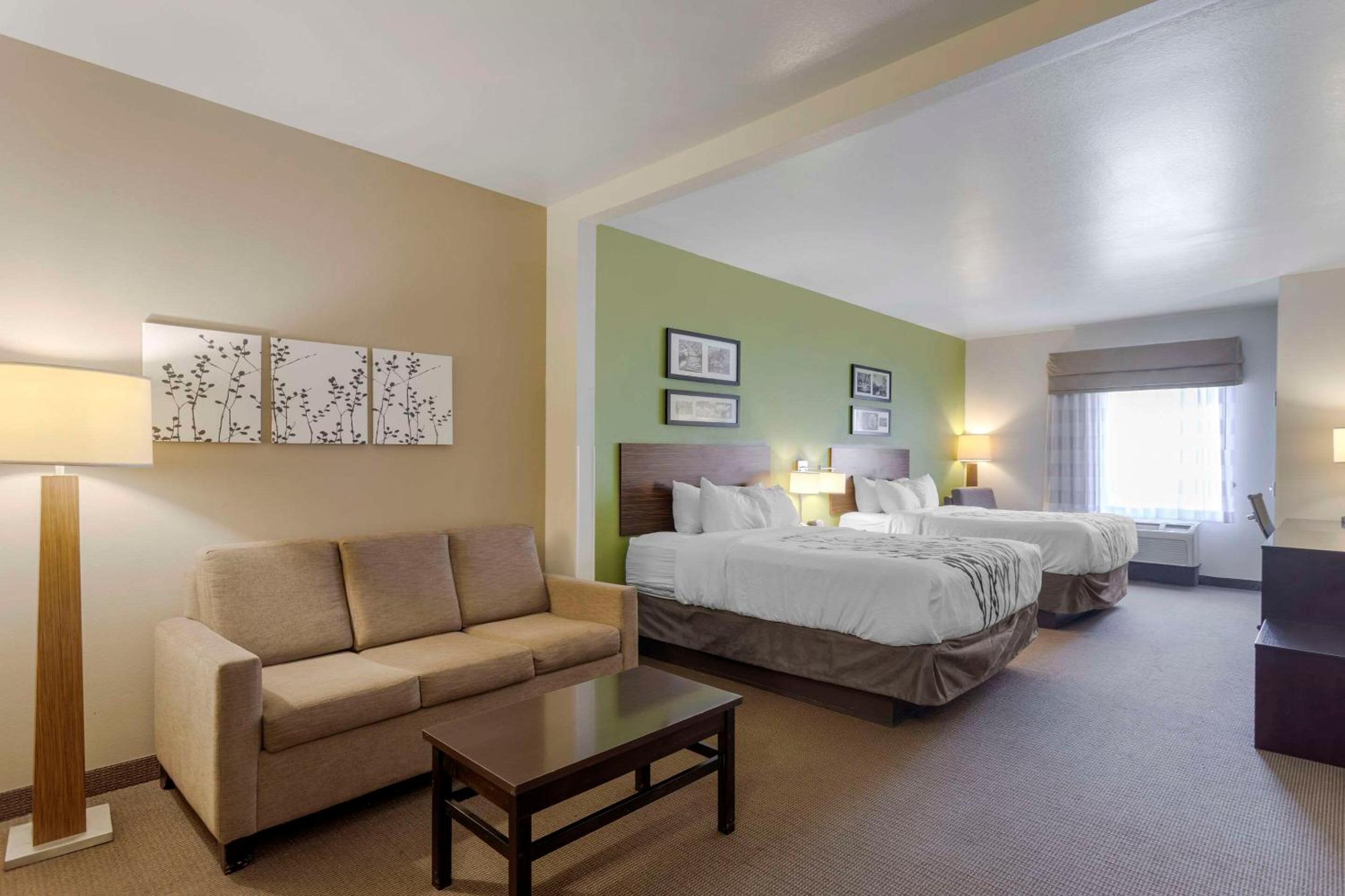 Queen Suite with Two Queen Beds and Sofa Bed - Non-Smoking - Photo 1
