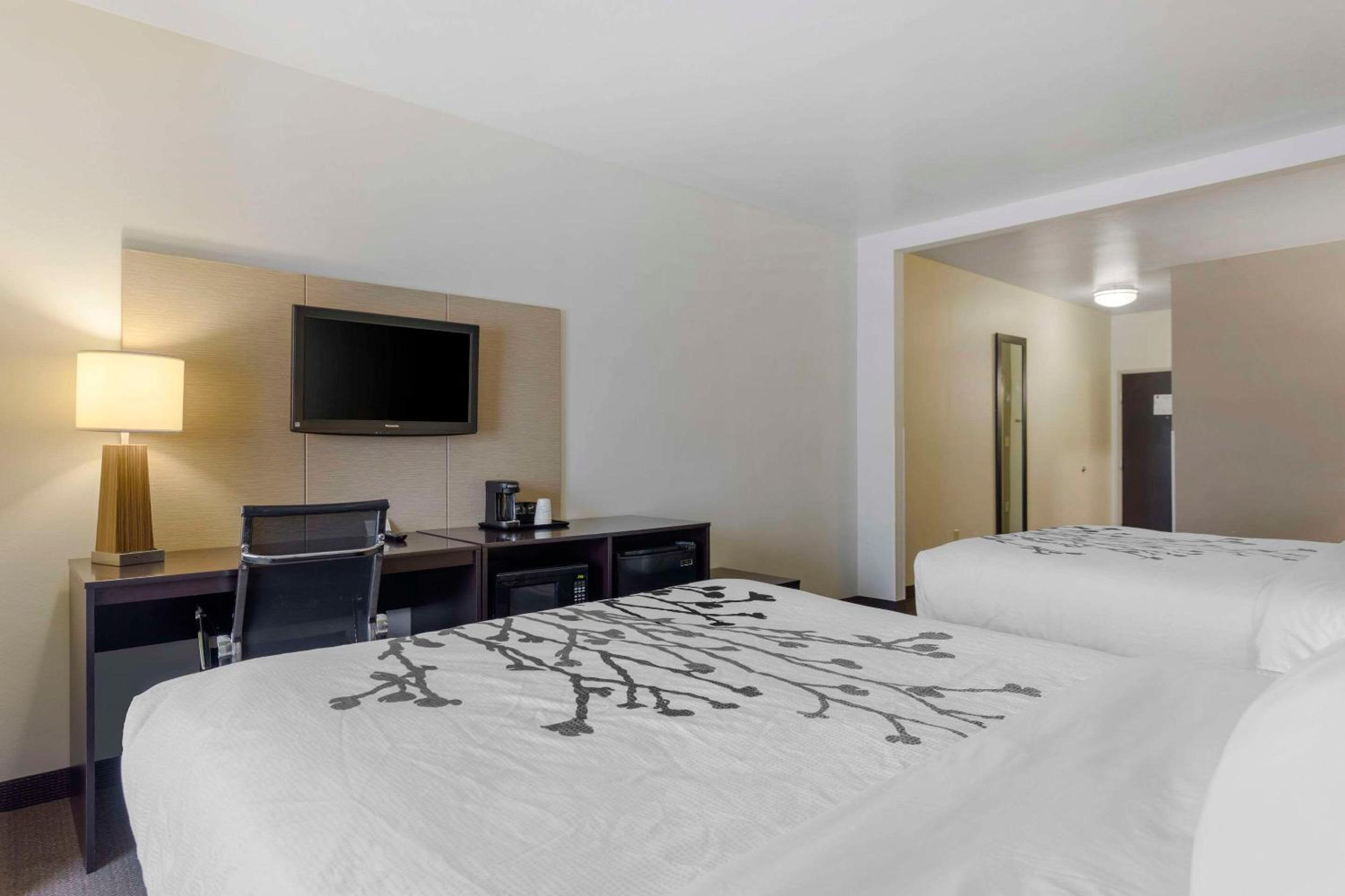 Queen Suite with Two Queen Beds and Sofa Bed - Non-Smoking - Photo 3