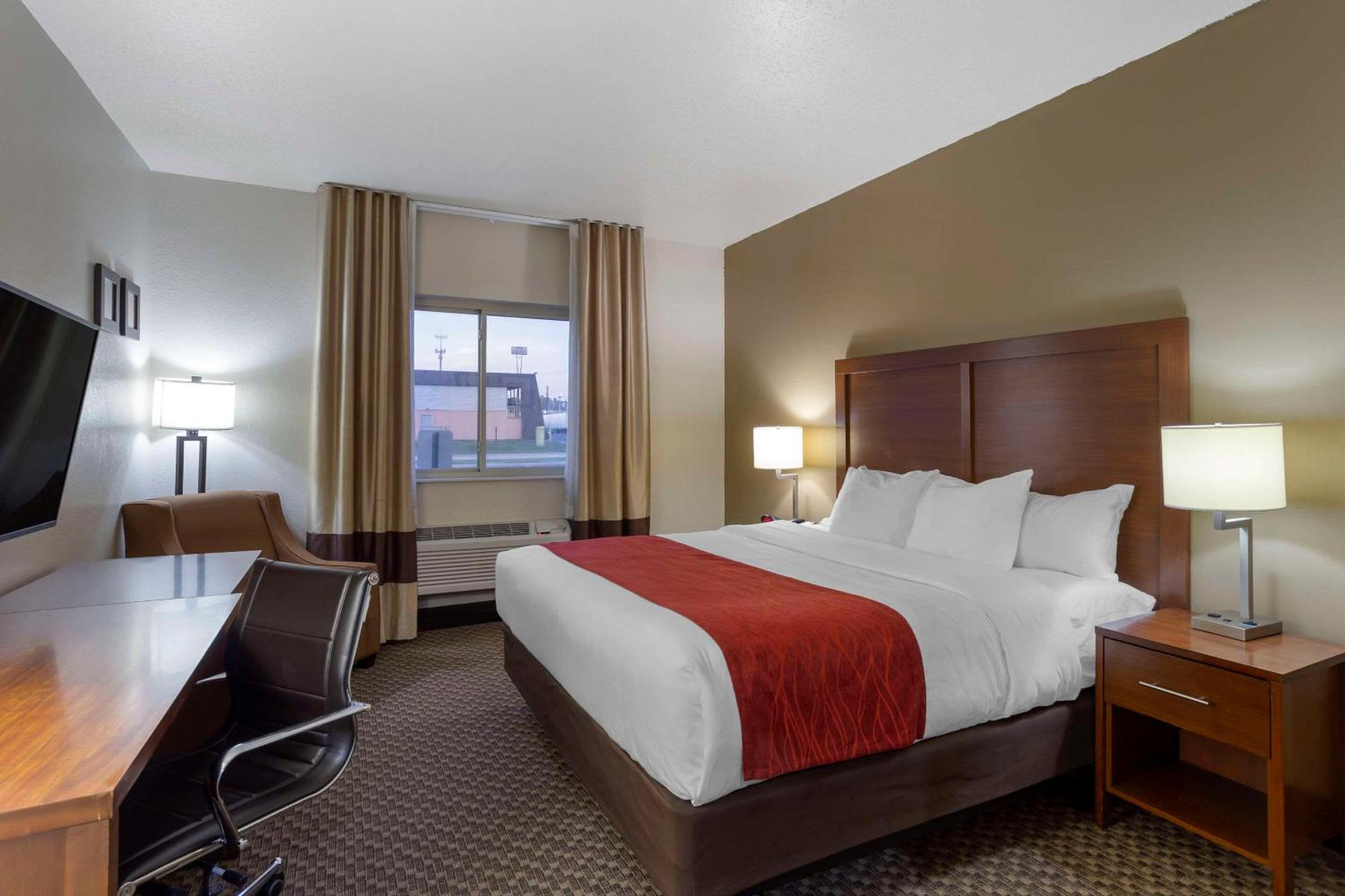 Standard King Room with Tub - Accessible/Non Smoking - Photo 1