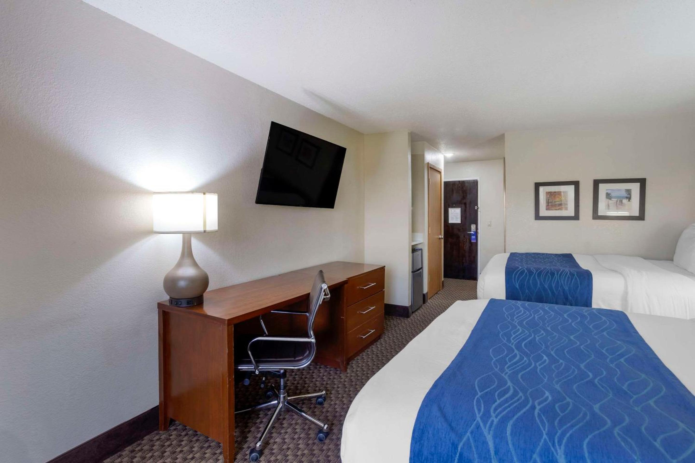 Superior Queen Room with Two Queen Beds - Non-Smoking - Photo 8