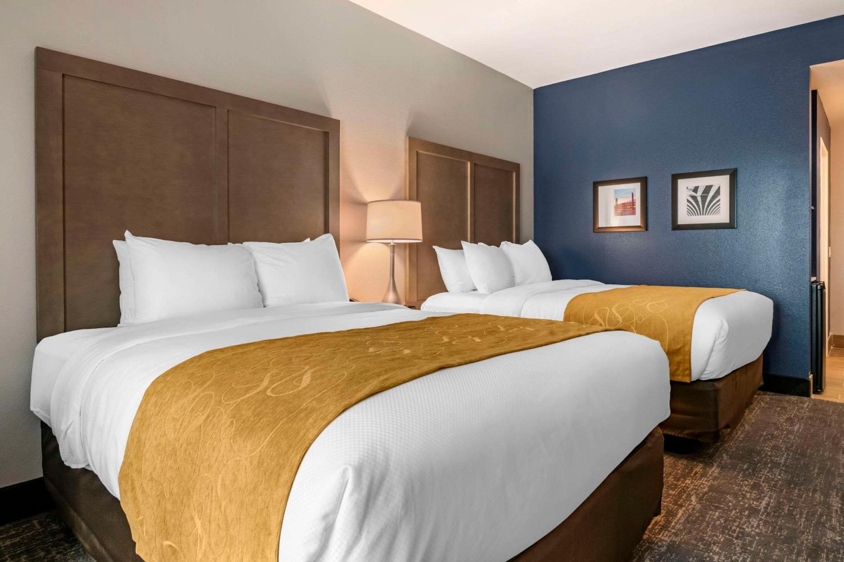 Standard Queen Room with Two Queen Beds - Non Smoking  - Photo 4