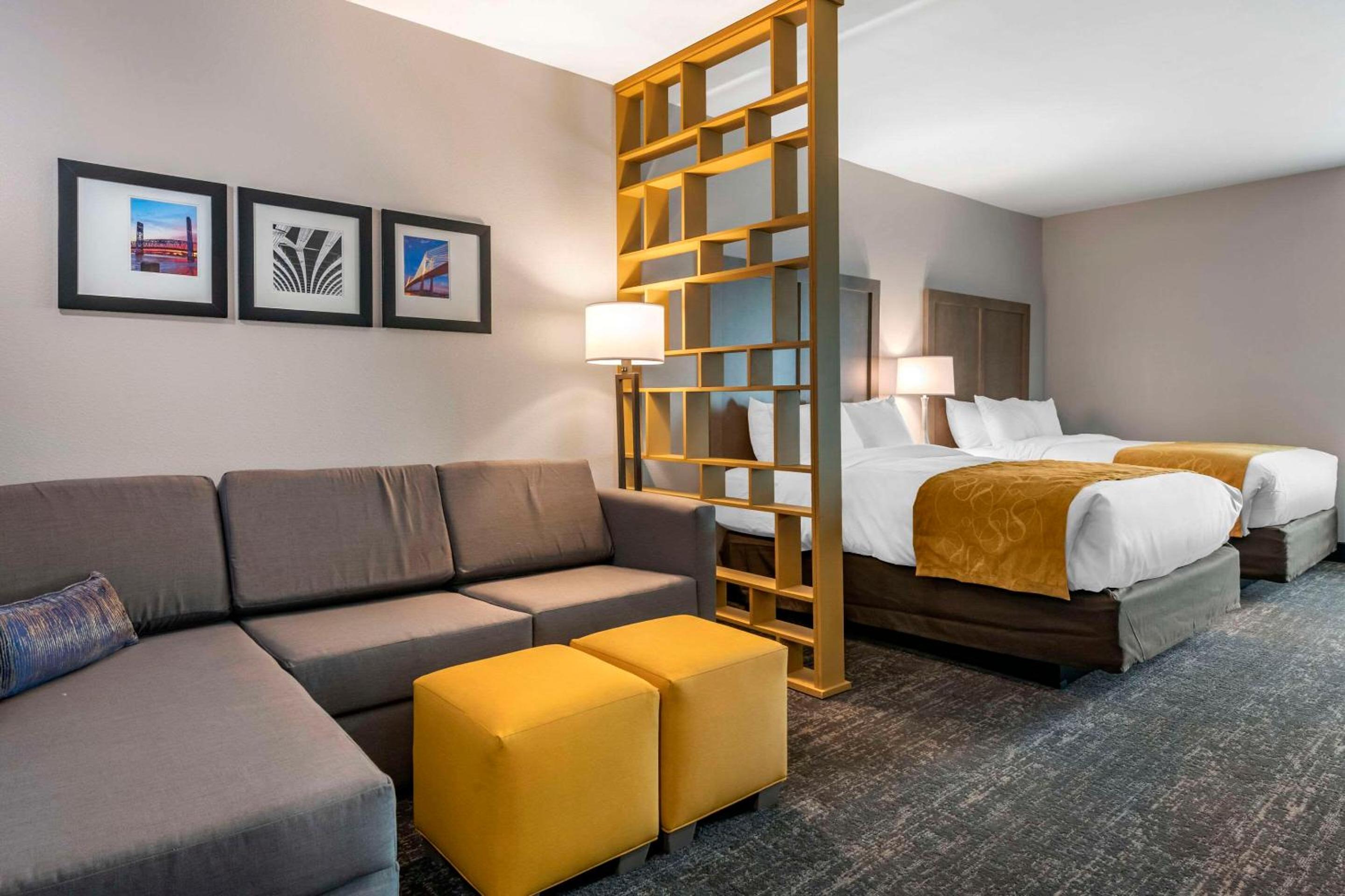 Queen Suite with Two Queen Beds and Sofa Bed - Non Smoking - Photo 2