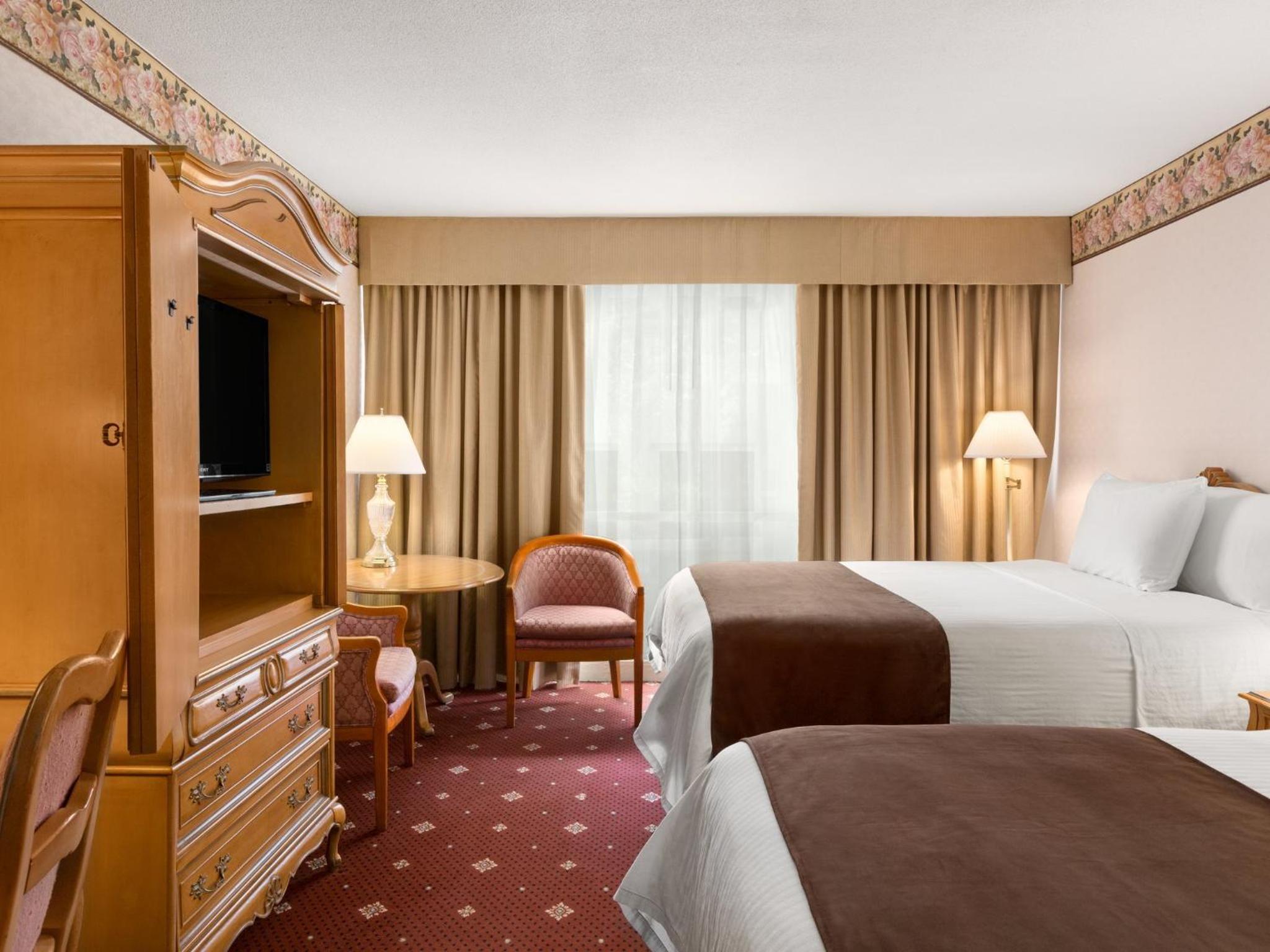 Queen Room with Two Queen Beds - City View - Photo 2