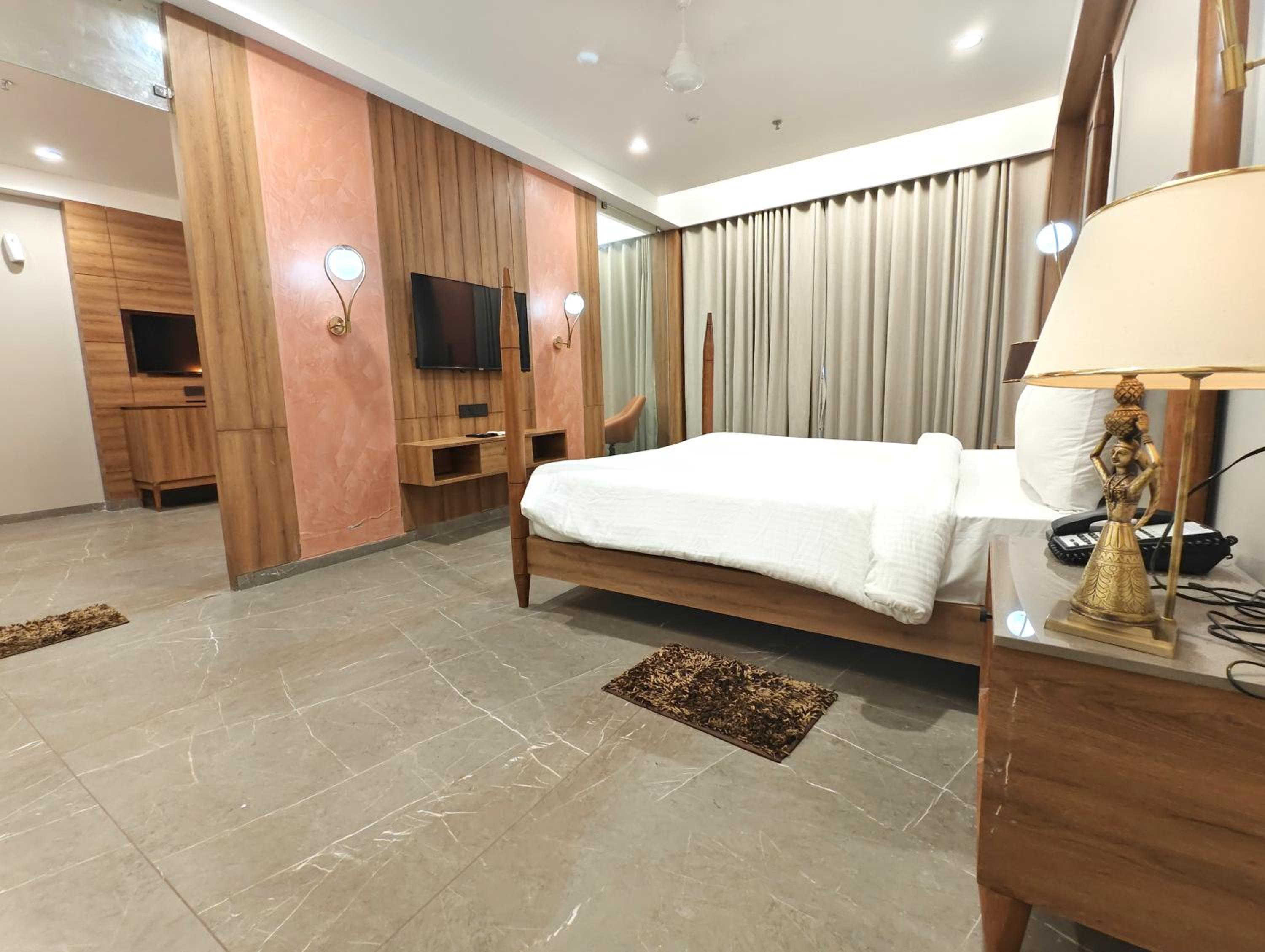 Deluxe Suite - Photo 12