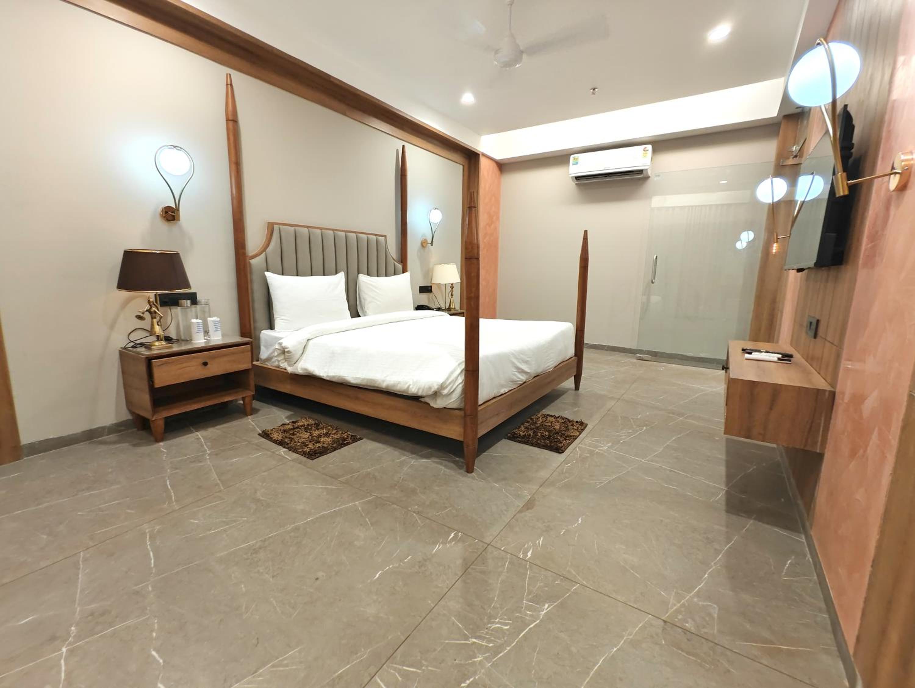Deluxe Suite - Photo 11