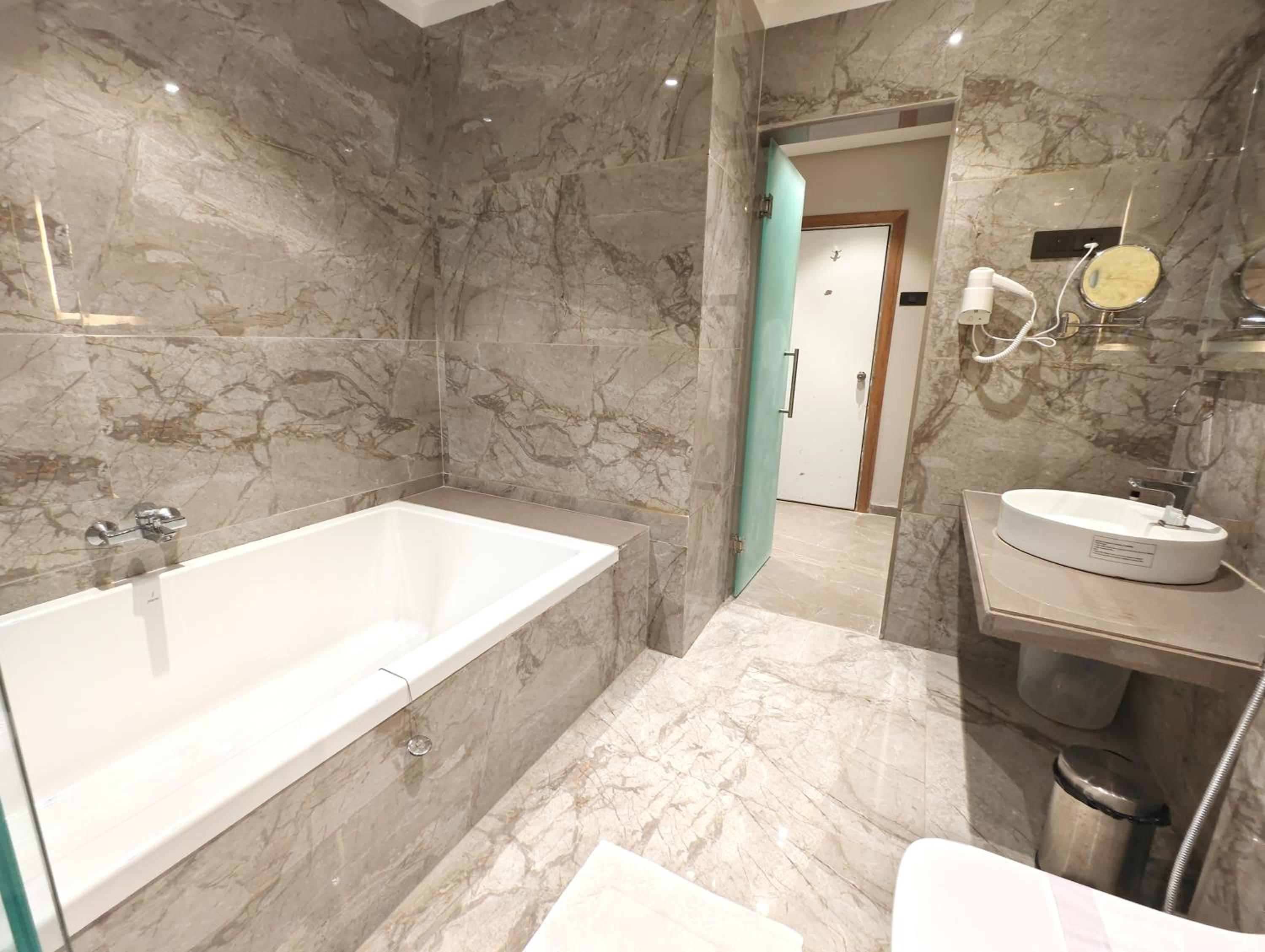 Deluxe Suite - Photo 3