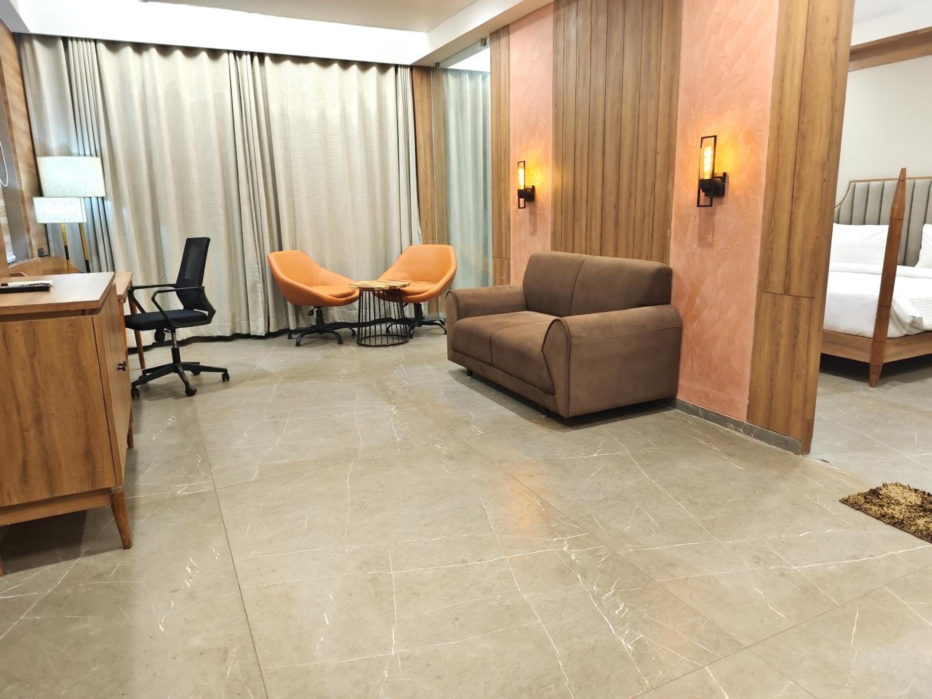 Deluxe Suite - Photo 15