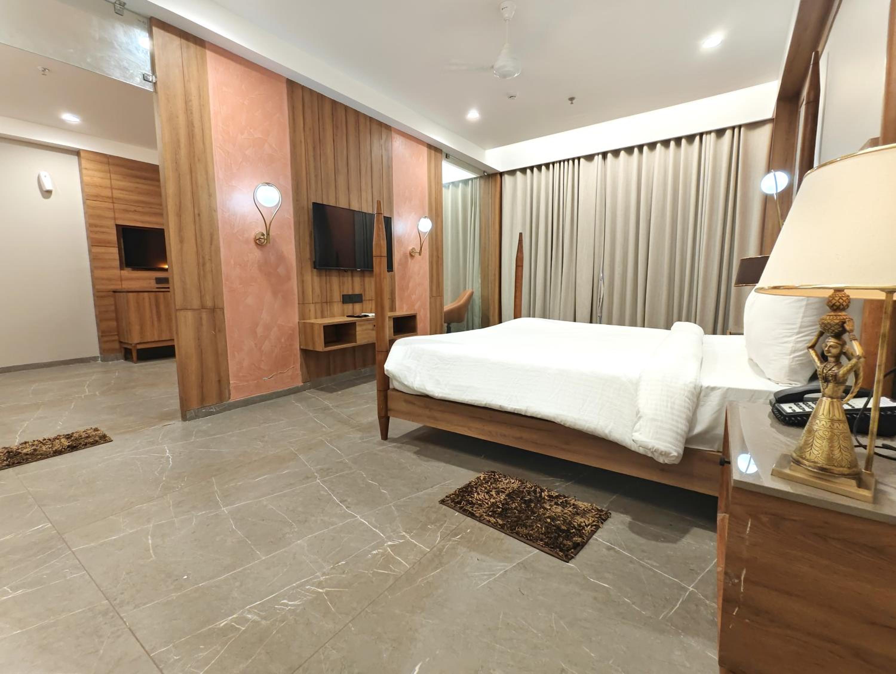 Deluxe Suite - Photo 7