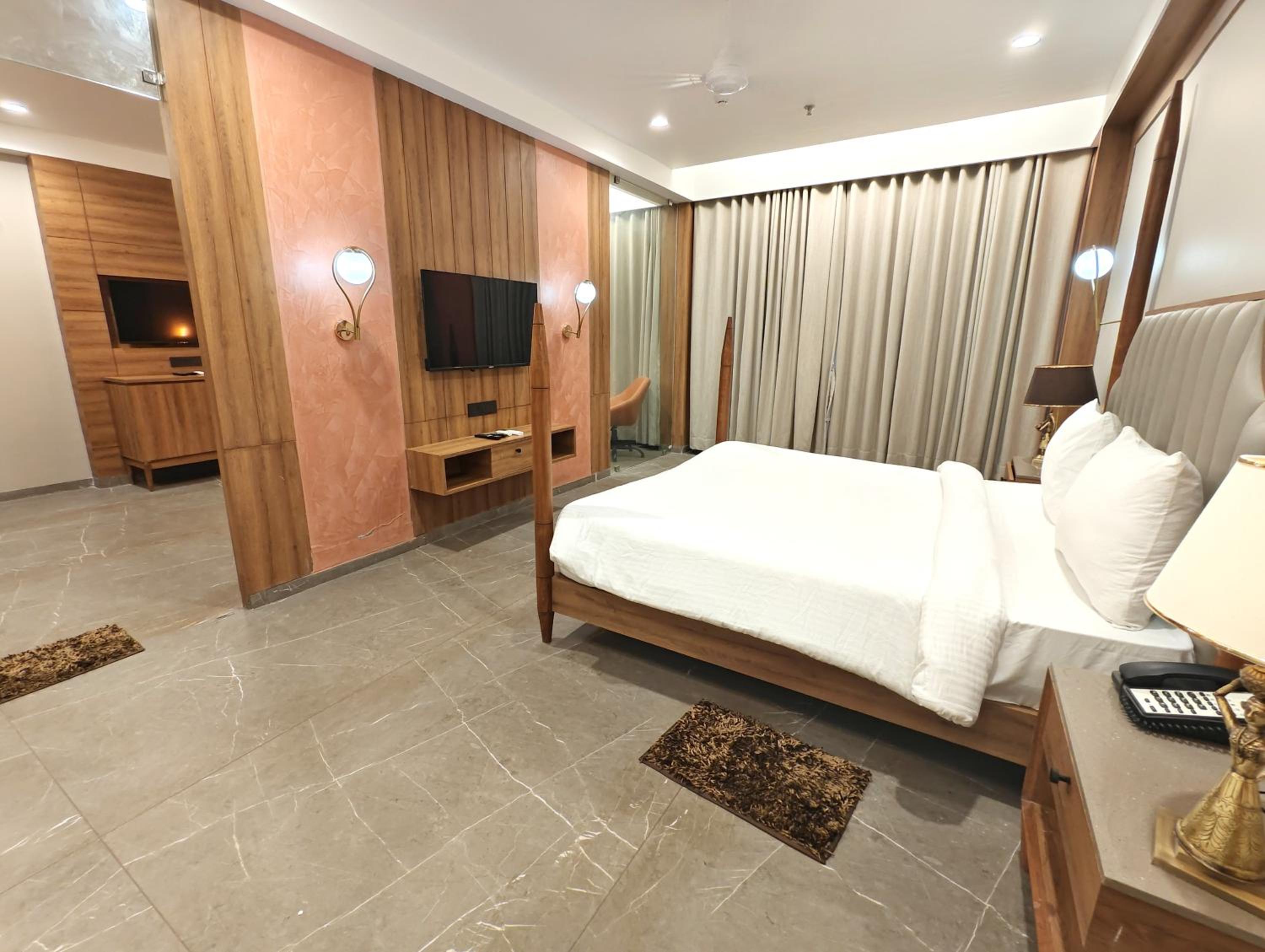 Deluxe Suite - Photo 8