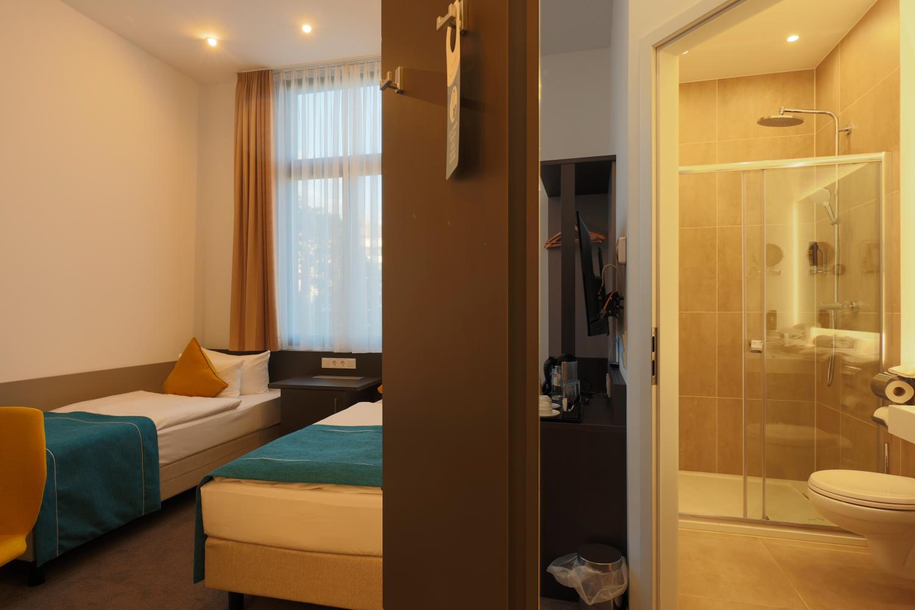 Standard Twin Room - Photo 1