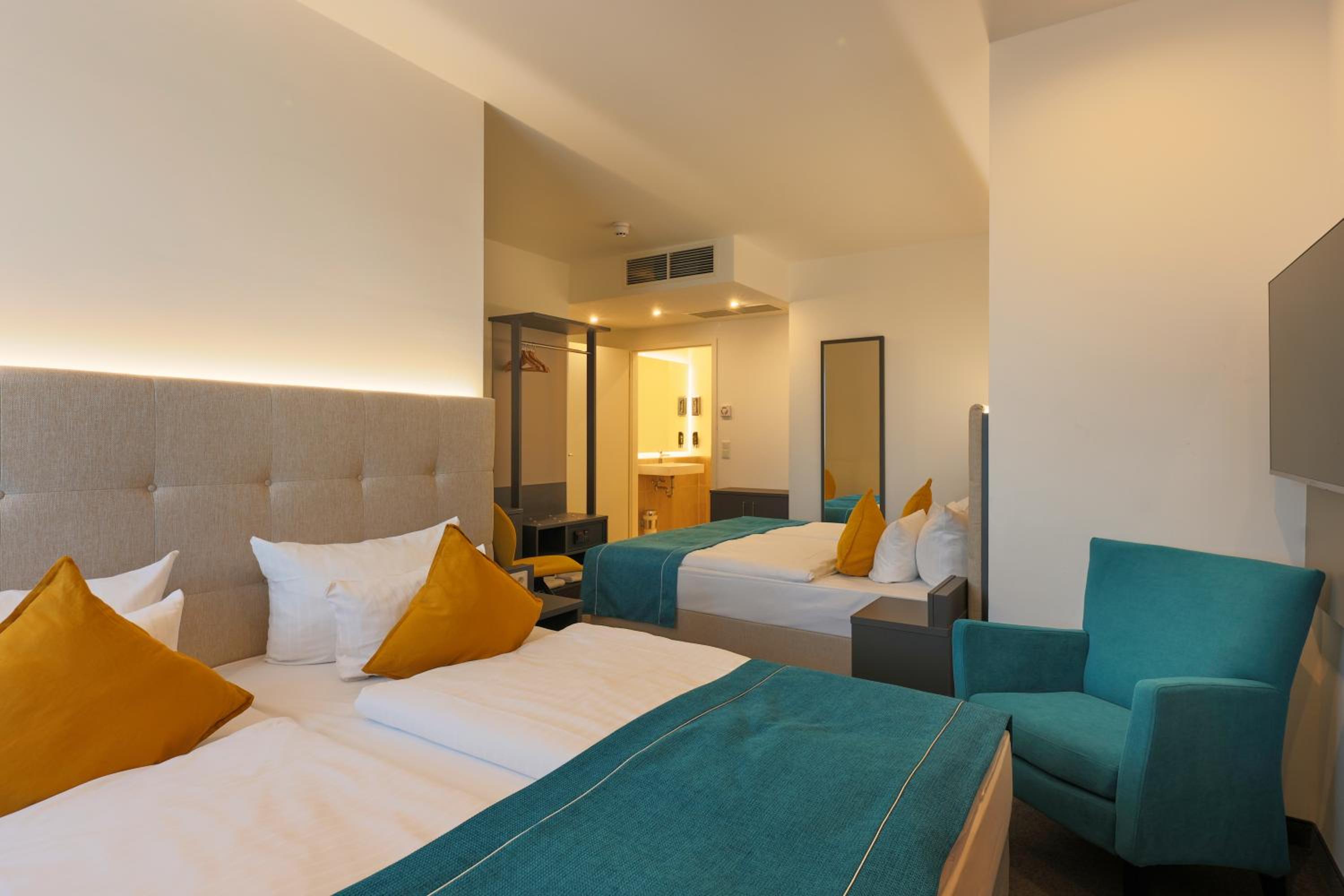 Family Room with King Bed and Sofa Bed - Balcony - Photo 16