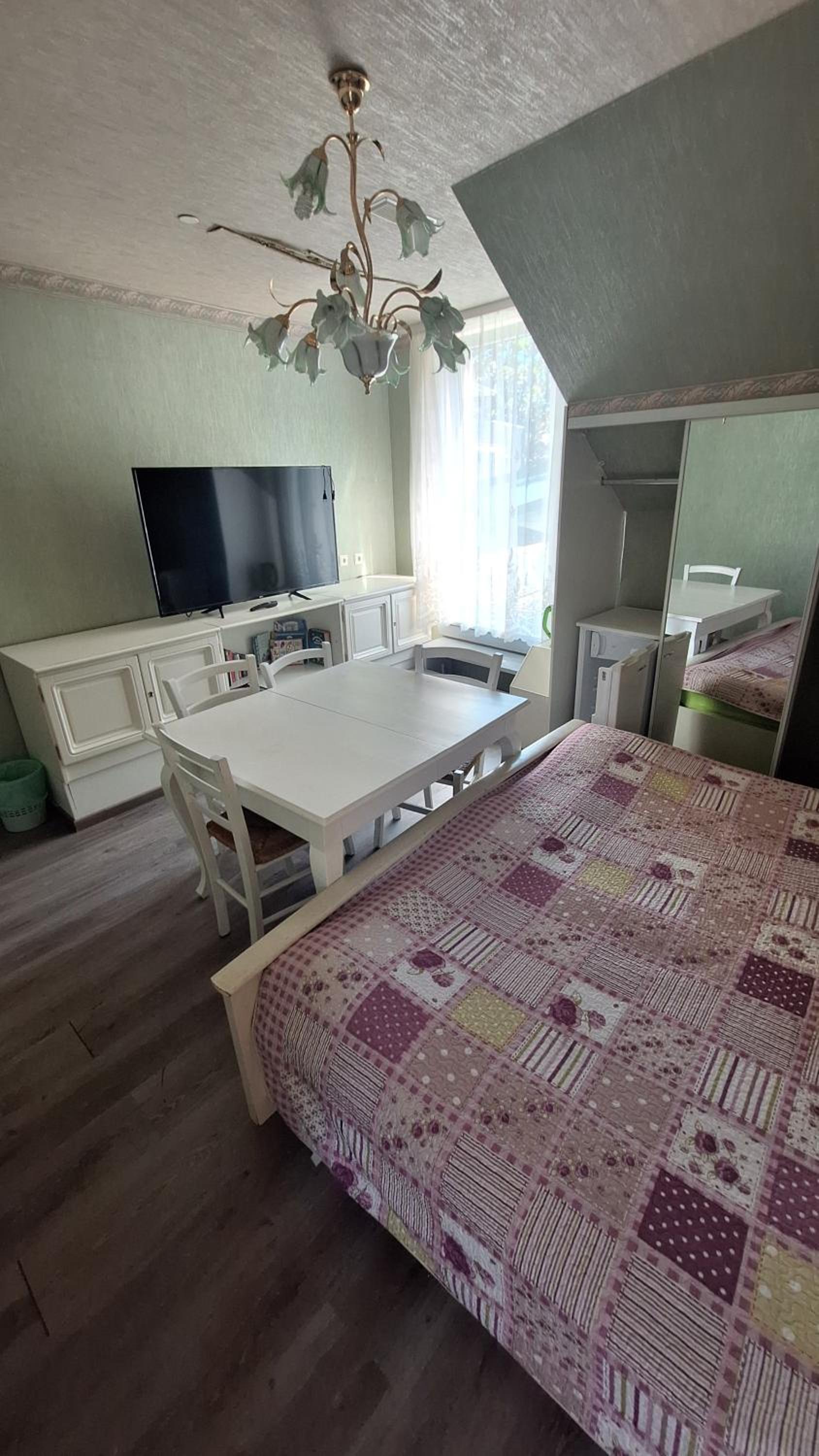 Family Room with Private Bathroom - Photo 6
