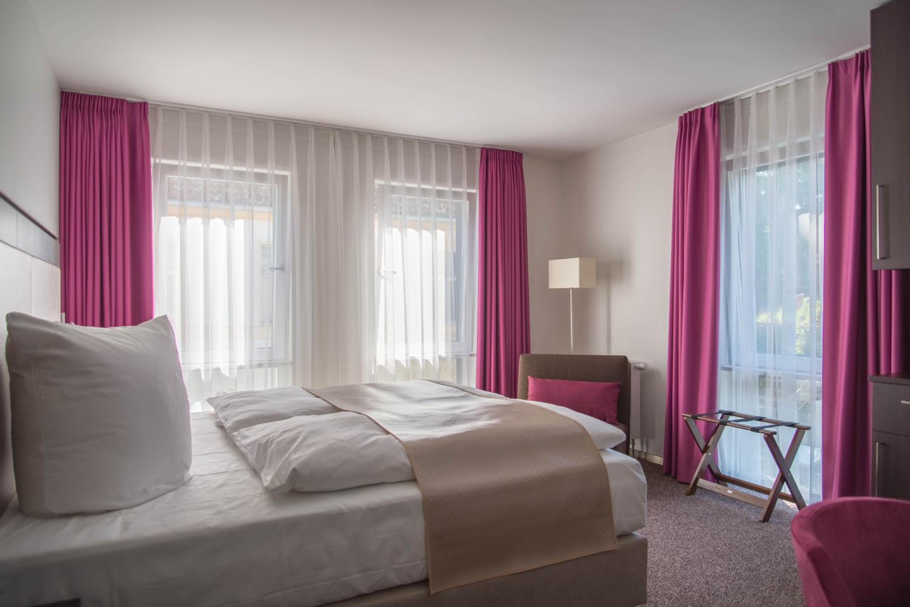 Large Double Room - Photo 3
