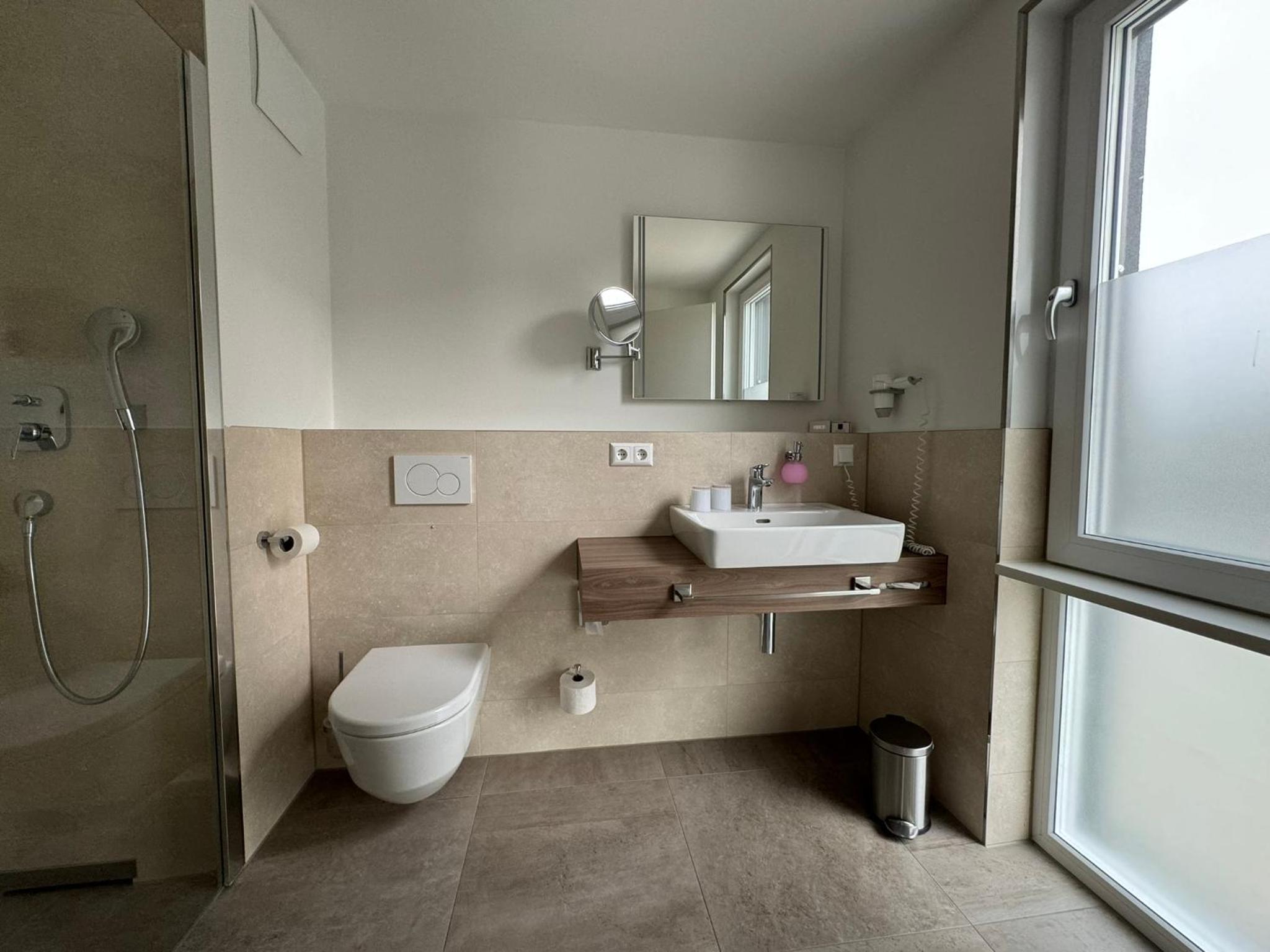 Large Double Room - Photo 5
