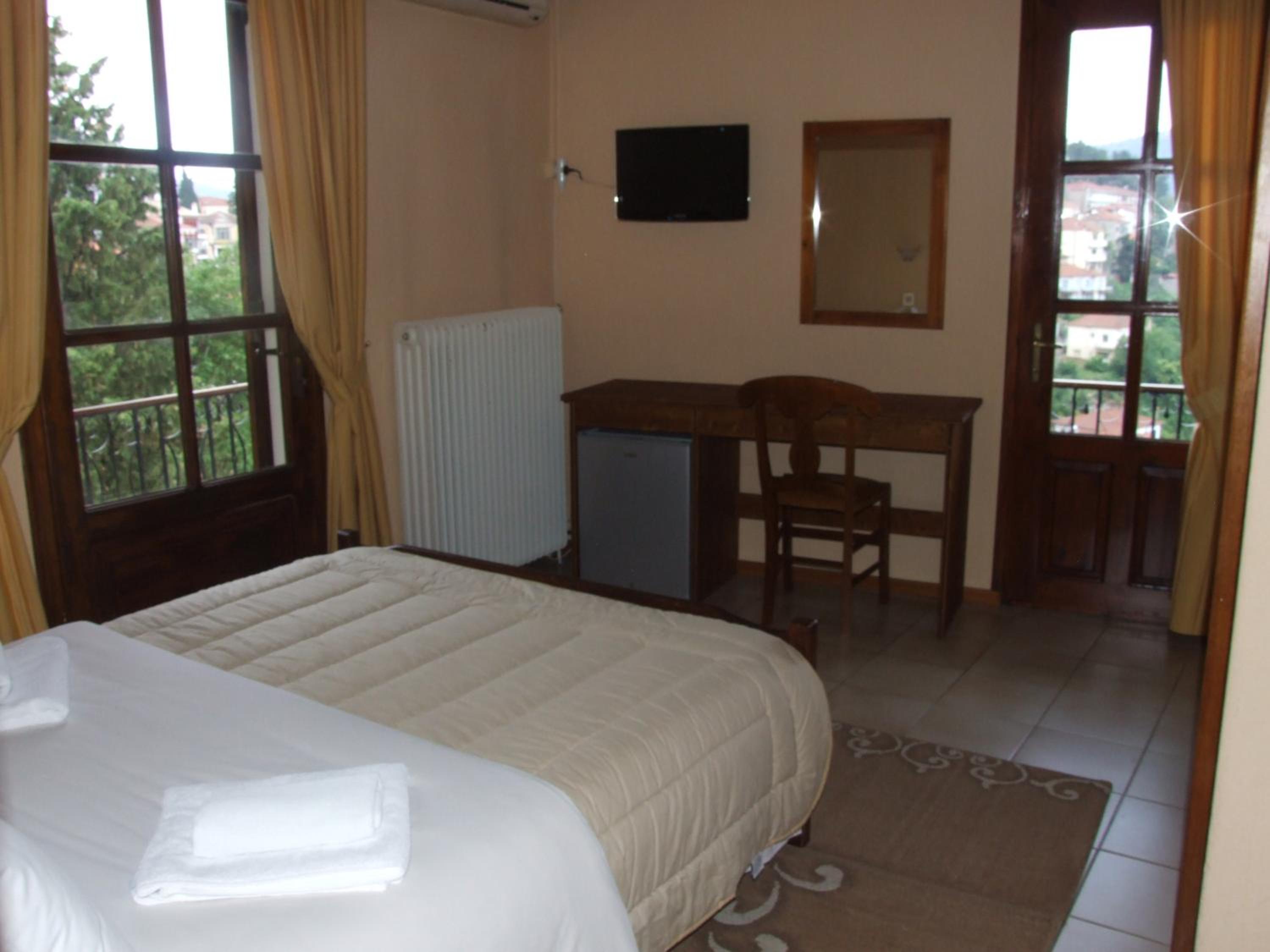 Family Room with Lake View (2 Adults + 2 Children)