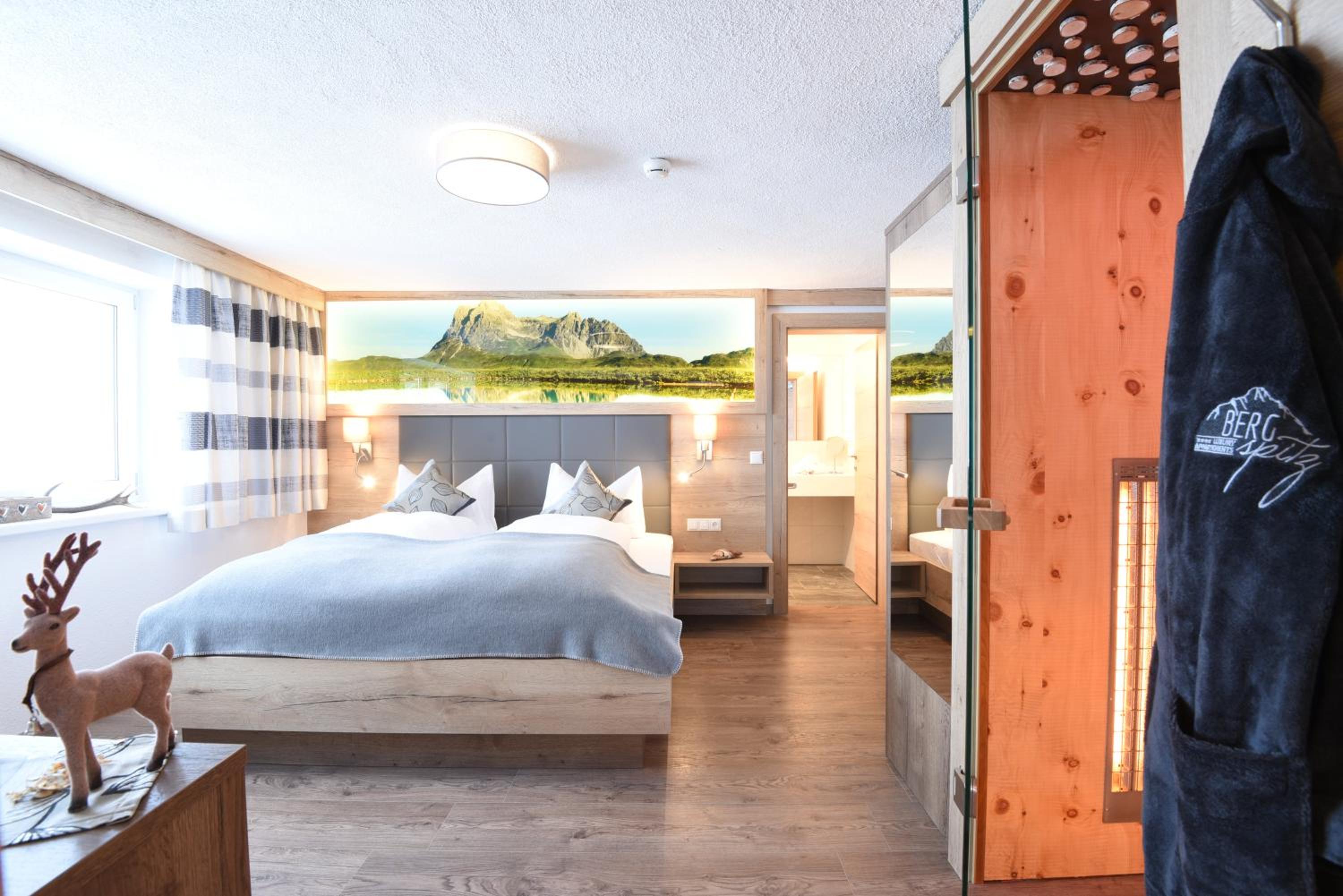 Deluxe Double Room with Balcony photo 1