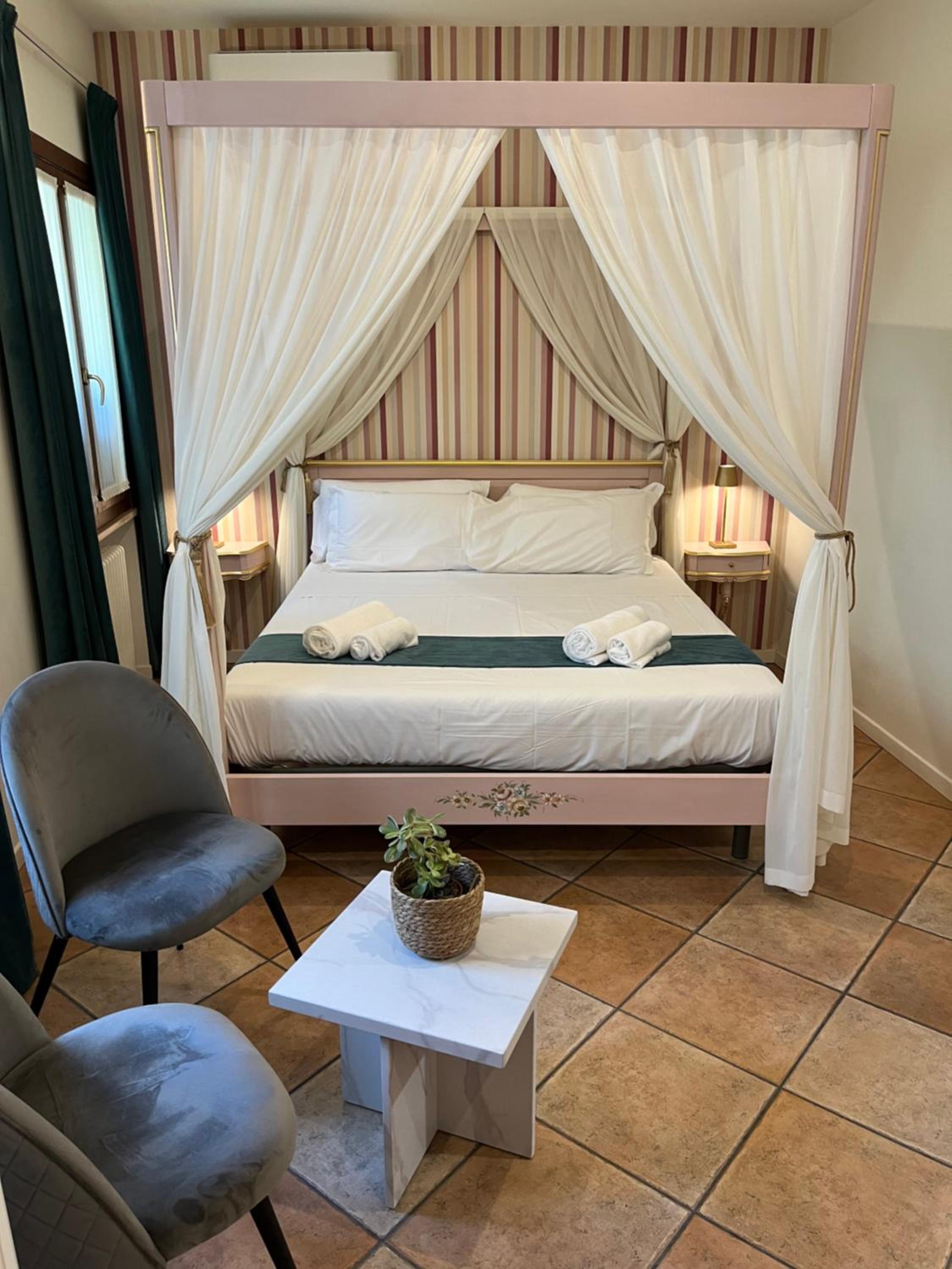 Deluxe Suite with Spa Bath