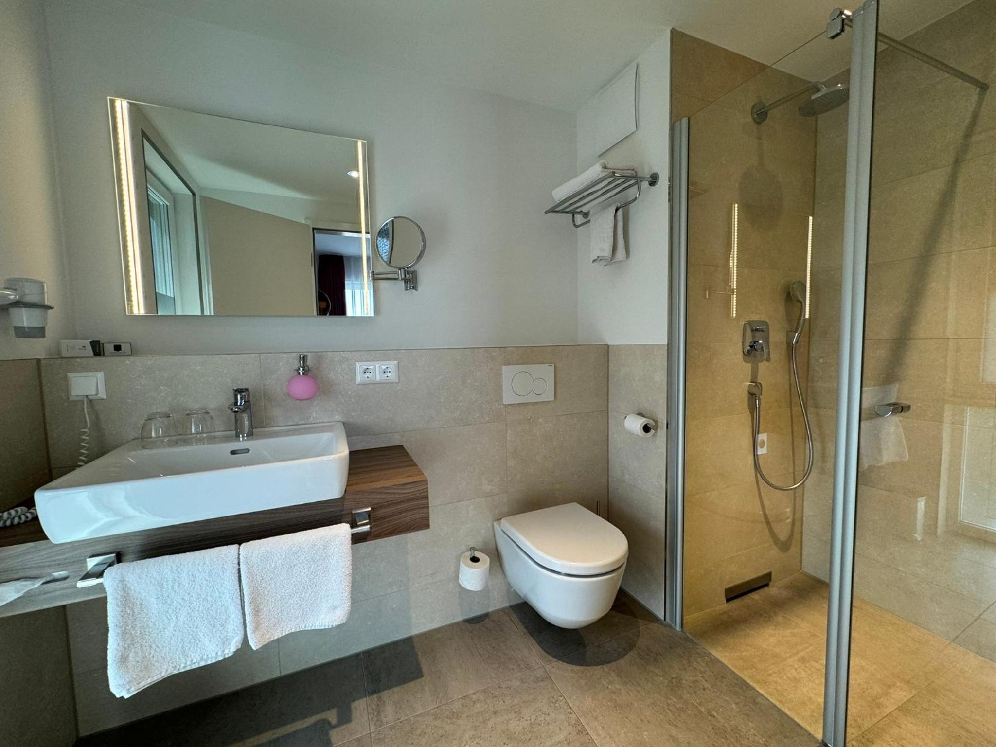 Double Room with Balcony - Photo 6