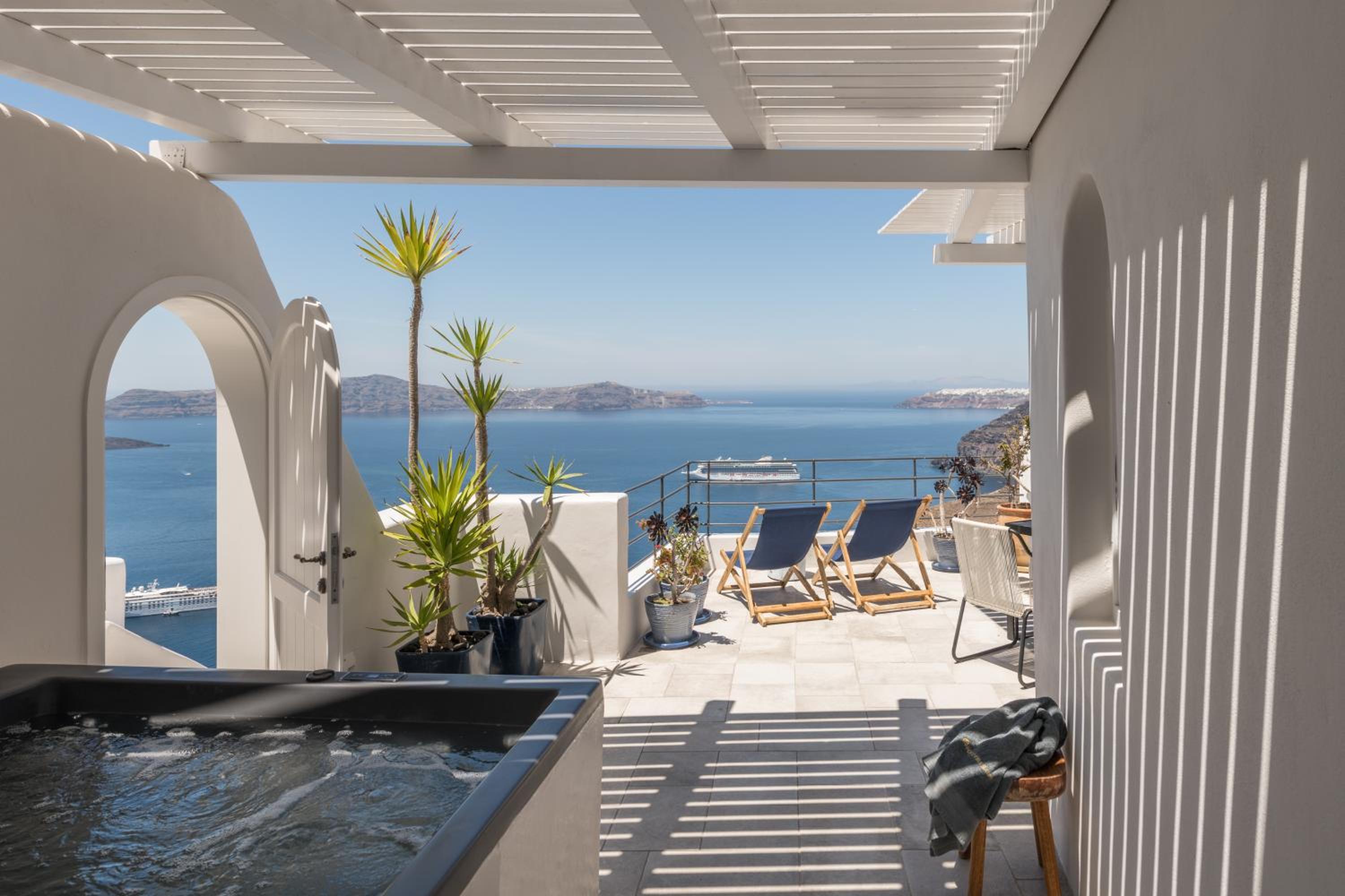 The Porto Fira Suite with Hot Tub and Caldera View - Photo 16