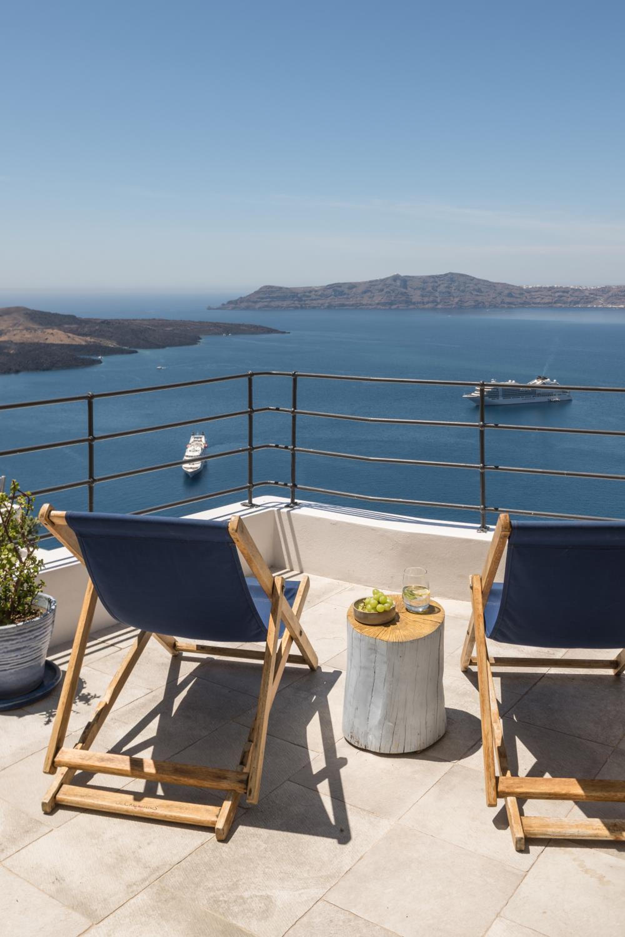The Porto Fira Suite with Hot Tub and Caldera View - Photo 11