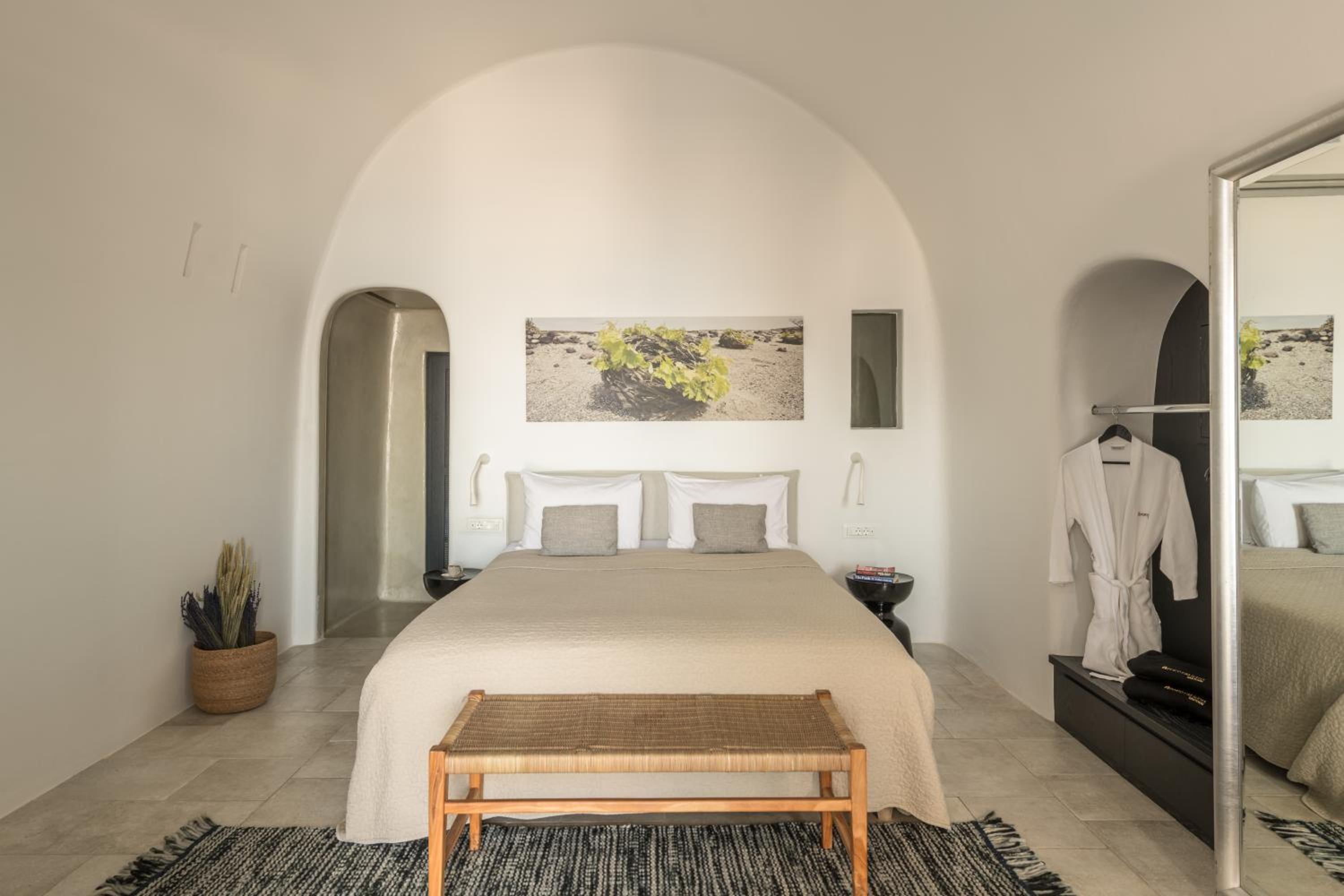 The Porto Fira Suite with Hot Tub and Caldera View - Photo 6