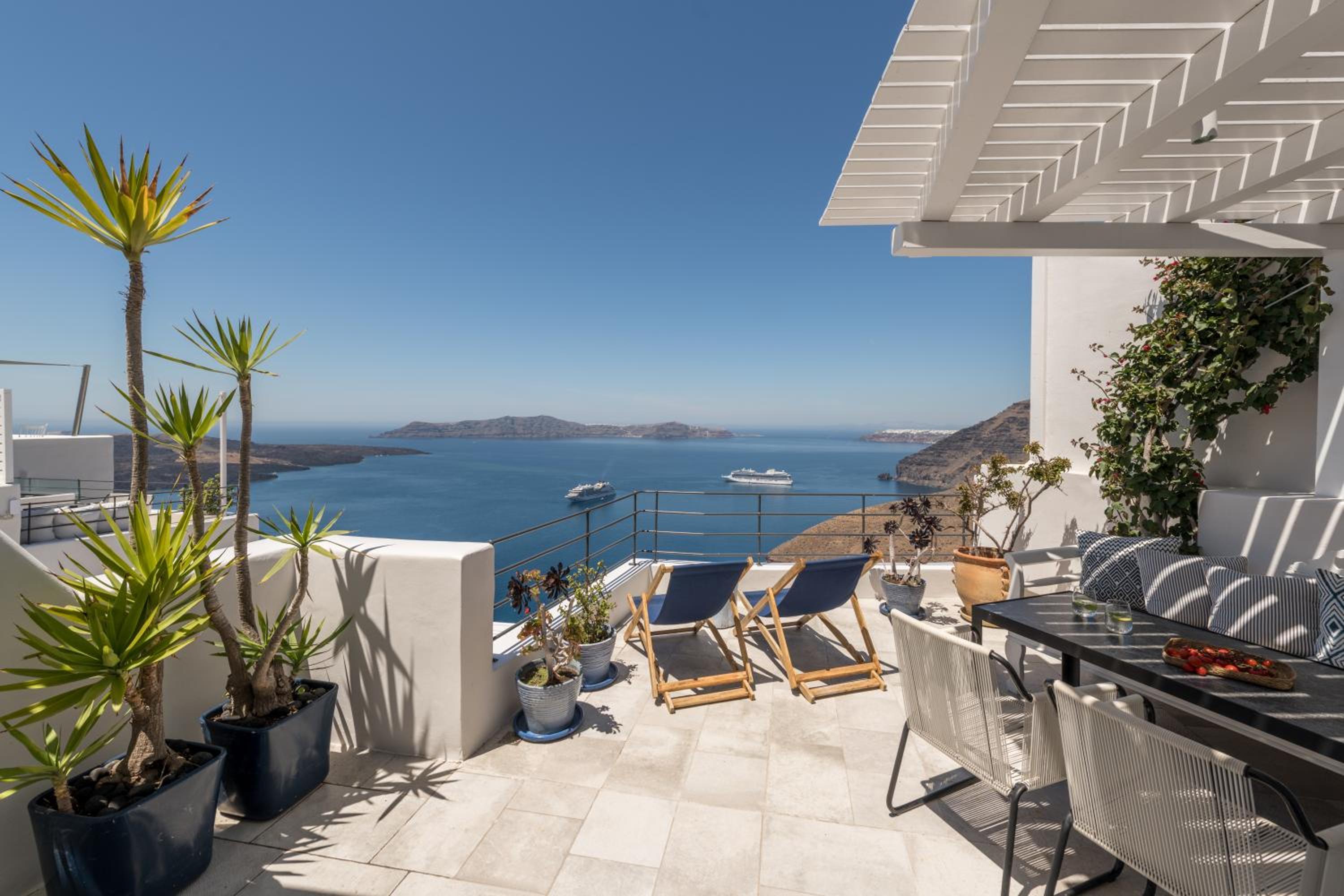 The Porto Fira Suite with Hot Tub and Caldera View - Photo 15