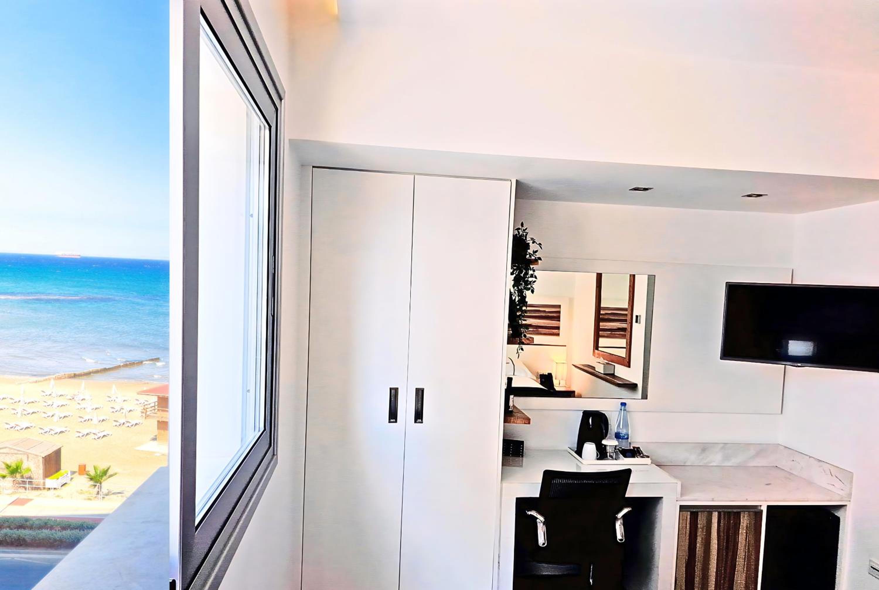 Single Room Inland View - No Balcony photo 3