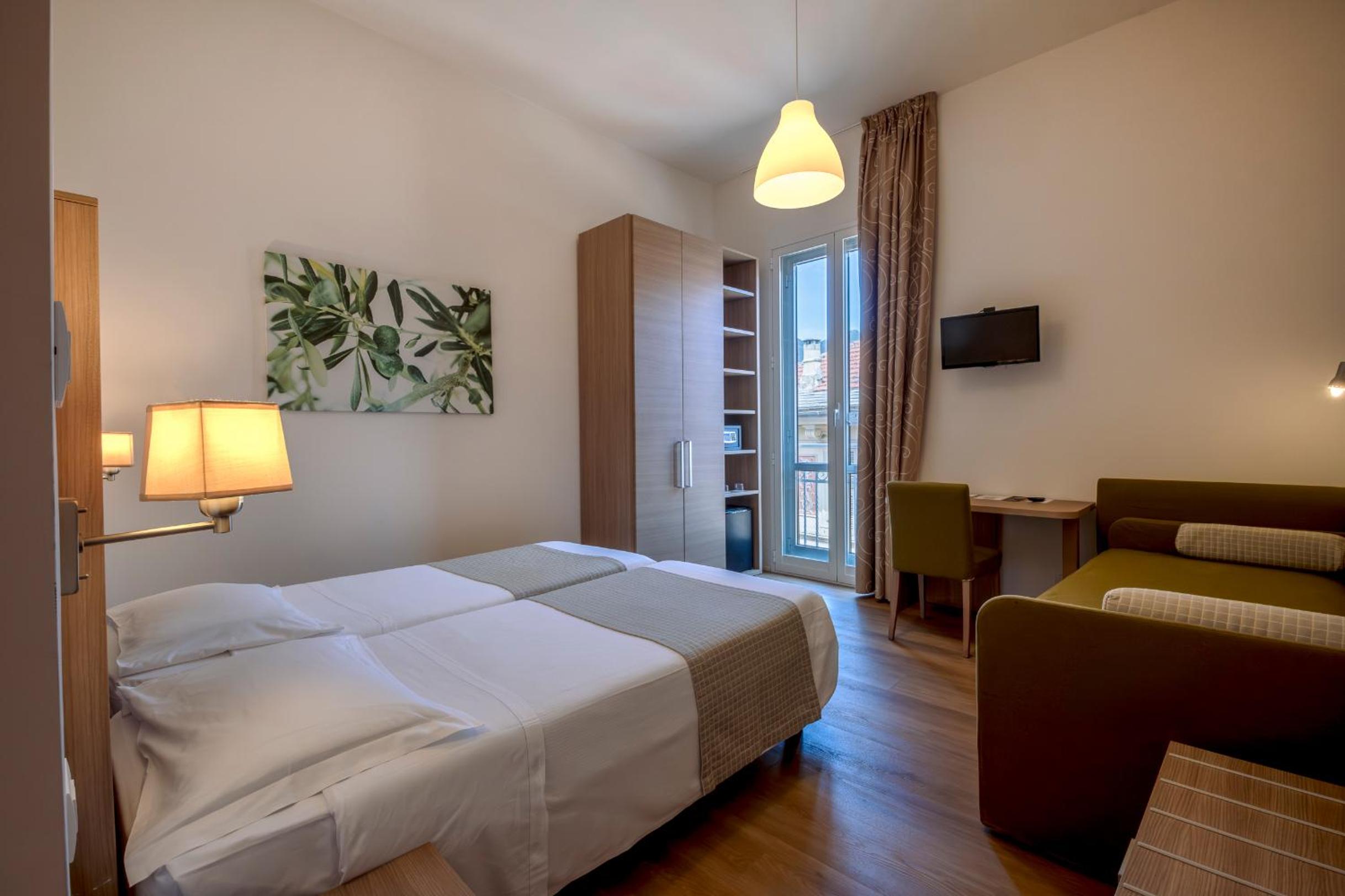 Economy Triple Room photo 3