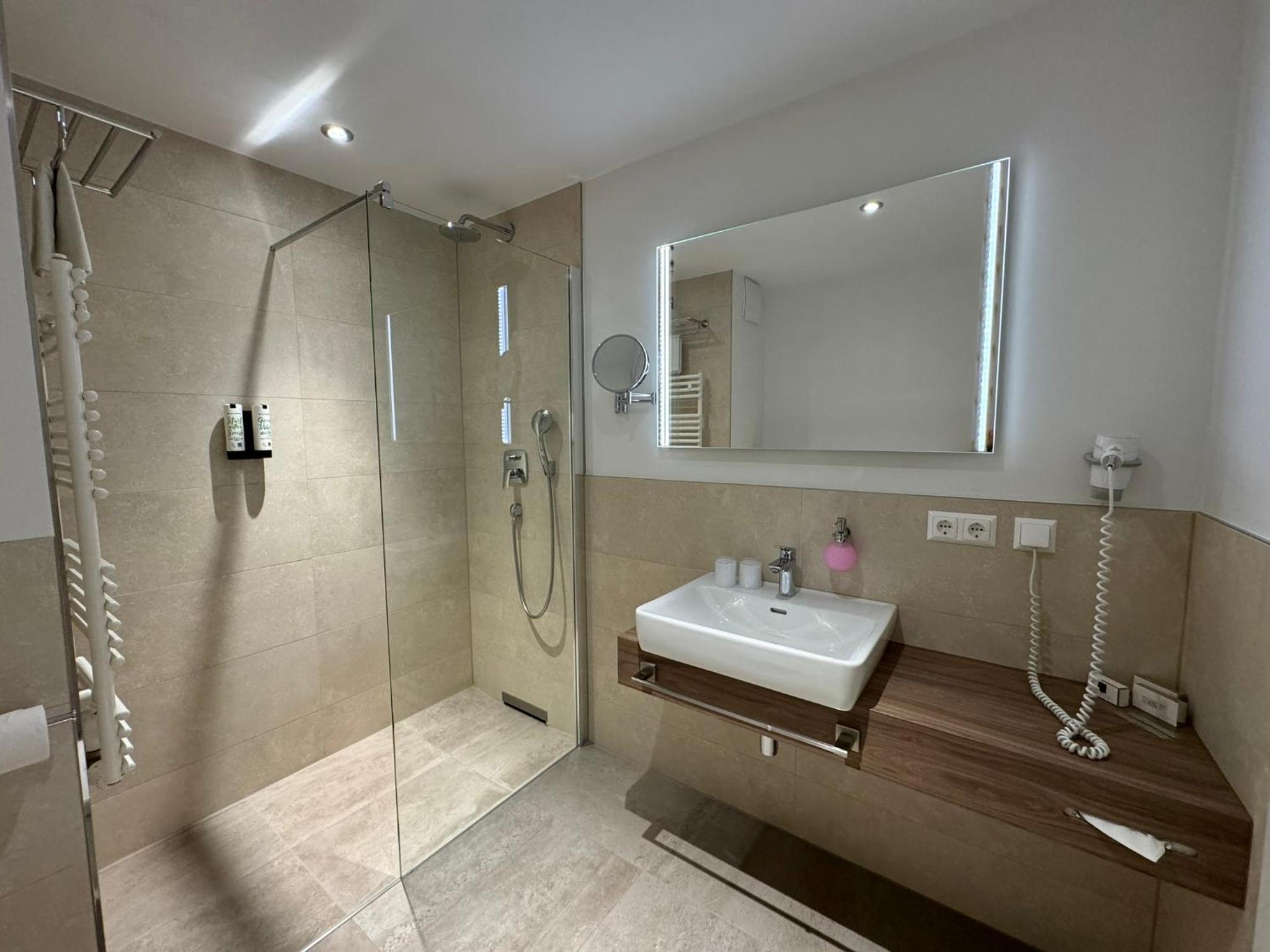 Deluxe Double Room with Balcony and Sea View - Photo 3